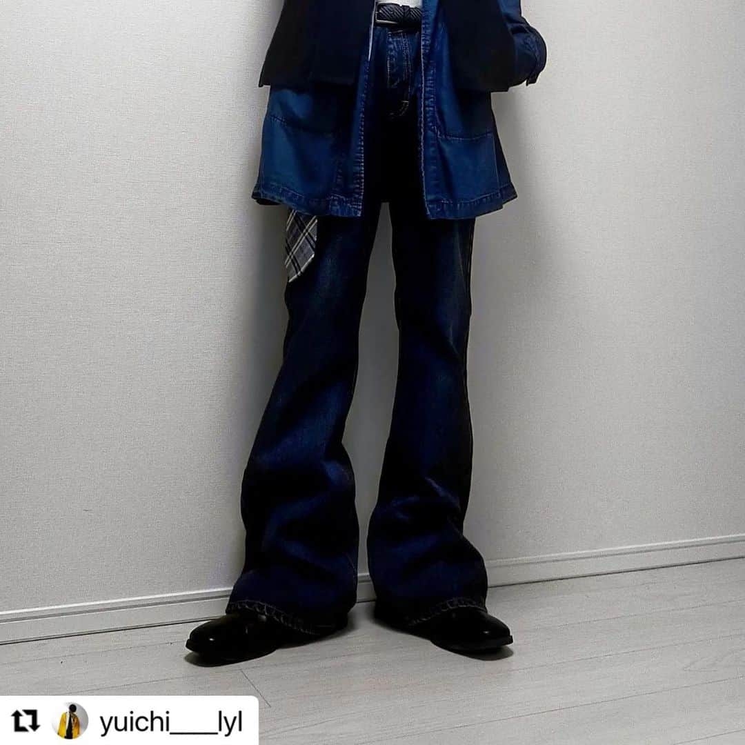 ジーンズメイトさんのインスタグラム写真 - (ジーンズメイトInstagram)「素敵にご紹介頂きました☺️ #Repost @yuichi____lyl with @use.repost ・・・ 𝑶𝒕𝒉𝒆𝒓 𝒐𝒖𝒕𝒇𝒊𝒕𝒔 他投稿はｺﾁﾗ ▶▶▶ @yuichi____lyl 　 ＿＿＿＿＿＿＿＿＿＿  ブルーグラデーションコーデ𓈒𓏸 　 　 @jeans_mate のLEE202 BELL BOTTOMのフレアパンツと同じ色味のシャツ、小物で合わせました🌊✎𓂃 　 　 太ももから膝にかけてスリムに、膝下から下にかけてフレア度合いが増していくシルエットで、脚を長くみせてくれる👖デザインなのでスタイルup効果が得られるので◎😉 　 　 青シャツ2枚と腰回りに青のネクタイを添えて、差別化、最後に黒ベストを重ねて色をしめました！ 　 　  　 最後のページにフォロワーさんの要望で小走りする動画も加えていますがそんなに深い意味はないです🙄 　 　　 ※スマホ📷品質の問題でページ毎に色味の差異が見られますが1枚目の青の濃い目のトーンが正となります🙆 　 　 　　 今回履いたフレアパンツのクーポンコード【JMS3D5J6】がでてます。また気になった人は公式アカウント  @jeans_mate フォローしてみてね！ 😌🙌  　 [クーポン概要]　 ・最低金額無の15％OFF ・税込3,900円以上で送料無料 ・期間2023年5月31日まで ・他のクーポンと併用不可 ・商品代金にのみ使用可 ・1人1回のみ使用可能 　 　 　 .＿＿＿＿＿＿＿＿＿＿＿．　 　　　 ▫shirts（long） ▶ @senseofplace_snap ▫shirts（short） ▶ @uniqlo_jp ▫inner ▶ @uniqlo_jp ▫pants ▶ @jeans_mate ▫vest ▶ @grshimamura ▫shoes ▶ @alfredobannister_official .＿＿＿＿＿＿＿＿＿＿＿． 　 　 　 　 　 　 　　 　　　  　 #ジーンズメイト #jeansmate #남성패션 #한국패션 #春コーデ  #春服コーデ #モードコーデ #大人モード  #大人モードカジュアル #フレアパンツ #フレアパンツコーデ #ワイドパンツ #モード #モードコーデ #綺麗めコーデ #きれいめコーデ #デニムパンツコーデ #ブルーデニム #ワイドデニム #ヒールブーツ #ショルダーバッグ #韓国コーデ #レイヤード #レイヤードファッション #韓国くん #drapetokyo」4月21日 18時14分 - jeans_mate