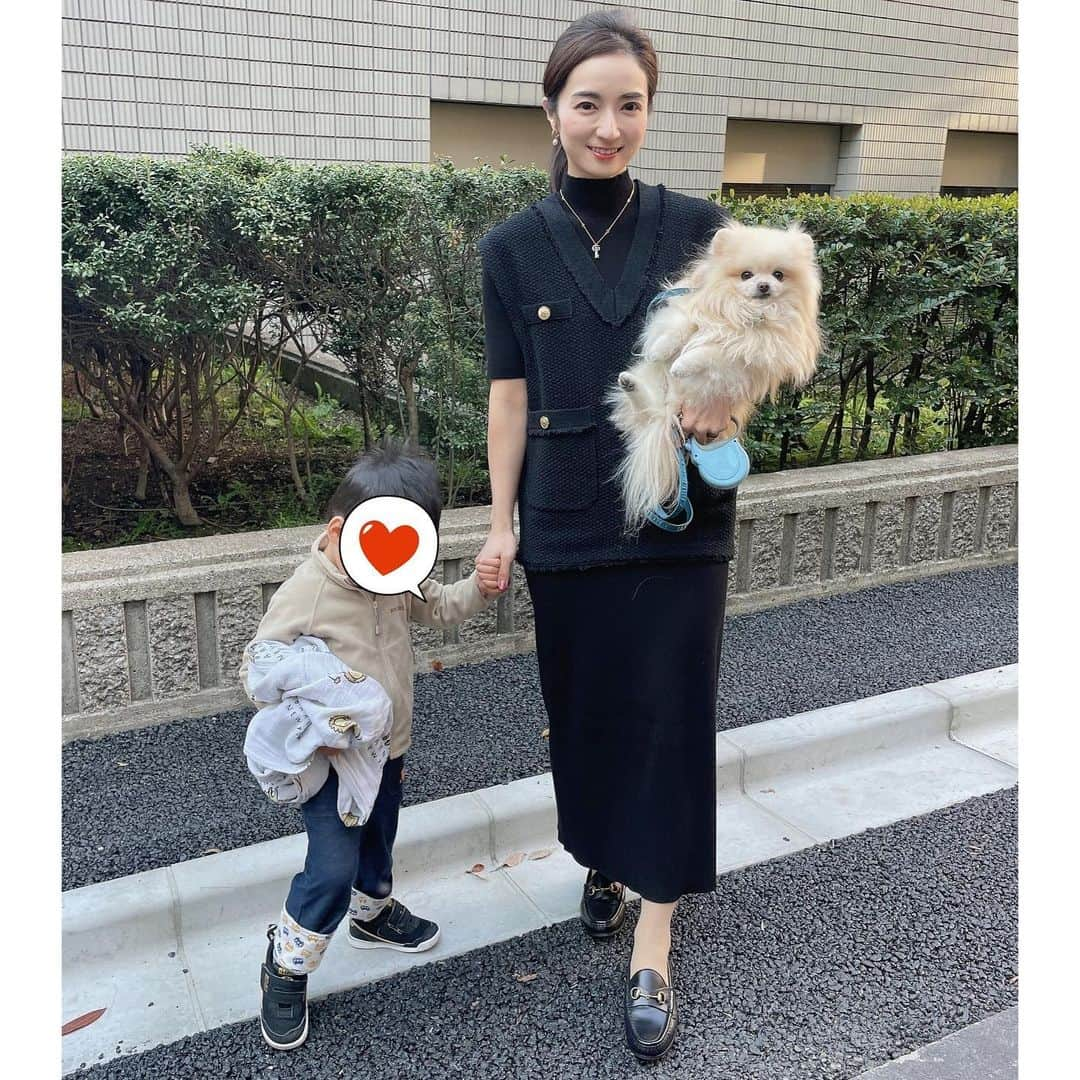 Mayuko Watanabe 渡辺真由子さんのインスタグラム写真 - (Mayuko Watanabe 渡辺真由子Instagram)「家族みんなの健康管理も私の仕事だと思ってます😌 そこで最近便利だと聞いて導入したのが、 お薬の管理にとても便利な『ヘルスケア手帳』♡  病院に行く時ってバタバタしていることもあり、 家族各々のお薬手帳って忘れがち🥹 そんなとき『ヘルスケア手帳』ならアプリ内で管理しているので忘れる心配がないのが嬉しい🥰  また子供がいると薬局の待ち時間が長いのも結構億劫だったりしますが、『ヘルスケア手帳』ならスマート薬局に登録されている薬局であれば、病院でもらった処方箋を撮影して送るだけ✨✨ 準備ができたらアプリでお知らせしてくれるので、好きな時に取りに行くことができるのも本当にありがたくて🥹 ここが1番手放せなくなった特徴かも😊 その間に待ってるのではなく、買い物を済ませたり一度家に帰ることもできるのですごく便利😍  お知らせアラームでお薬を飲む時間を設定もできるので忘れる心配もないですよ😃  またこのアプリで家族全員分の管理ができるのも嬉しい♬ 市販薬やサプリの登録もできて、お医者さんや薬剤師さんが服用中の薬を見ることができるから、組み合わせやアレルギー反応も確認して頂けるのでとても安心です🥹✨  利用者約92万人もいて、 うちの両親にも教えてあげちゃいました🥰 ぜひ皆さんも使ってみて下さいね❤︎  ぜひ皆さんも使ってみて下さいね❤︎ #薬局 #薬  #くすり  #PR   #ママコーデ #ママファッション #男の子ママ #男の子兄弟 #男の子兄弟ママ #カジュアルコーデ」4月21日 18時21分 - watanabe_mayuko