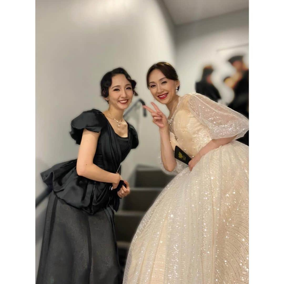 咲希あかねさんのインスタグラム写真 - (咲希あかねInstagram)「先日、白城あやかさんとお茶を❤️ なんて光栄な！！！  お話しさせて頂いて、女性としてとても魅力的でさらに大好きになりました✨ 素敵な奥様でお母さんで…憧れです🥺  幸せな時間だったなぁ〜💕  エリザベート25周年ガラコンサートですごく緊張しながら初めてお話しさせていただいたのですが、あやかさんすごくお優しくて✨ ちょうど2年前でした☺️ 懐かしい！  #白城あやか さん #宝塚 #宝塚og #エリザベート #憧れの女性」4月21日 18時29分 - akane_saki