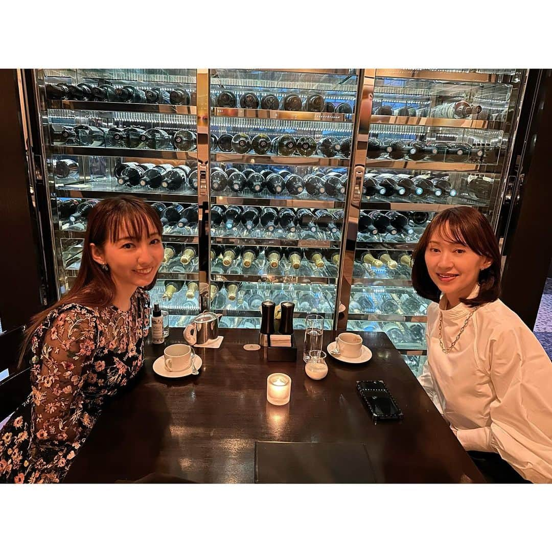 咲希あかねのインスタグラム：「先日、白城あやかさんとお茶を❤️ なんて光栄な！！！  お話しさせて頂いて、女性としてとても魅力的でさらに大好きになりました✨ 素敵な奥様でお母さんで…憧れです🥺  幸せな時間だったなぁ〜💕  エリザベート25周年ガラコンサートですごく緊張しながら初めてお話しさせていただいたのですが、あやかさんすごくお優しくて✨ ちょうど2年前でした☺️ 懐かしい！  #白城あやか さん #宝塚 #宝塚og #エリザベート #憧れの女性」