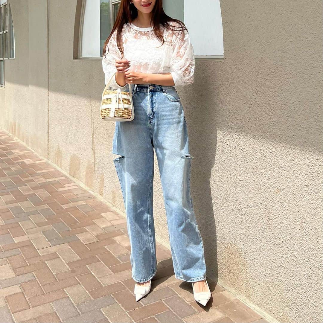 Nagiのインスタグラム：「シアートップスにデニム  ボリュームのある袖が可愛いトップス🥰 前後2wayでボタン前にしてもいいしボタンあけてサラッと羽織っても🙆🏼‍♀️  tops. @classicalelf_official   (ホワイト Msize着) bottom. reedit shoes.bag. #zara  #クラシカルエルフ #classicalelf #エルフコーデ #タイアップ #uniqlo#gu#ユニクロ#ジーユー #ザラ #zozo #zozotown #zozo購入品 #zozotown購入品 #シアートップス #ショート丈 #ボリューム#大人カジュアル#春服#春コーデ」