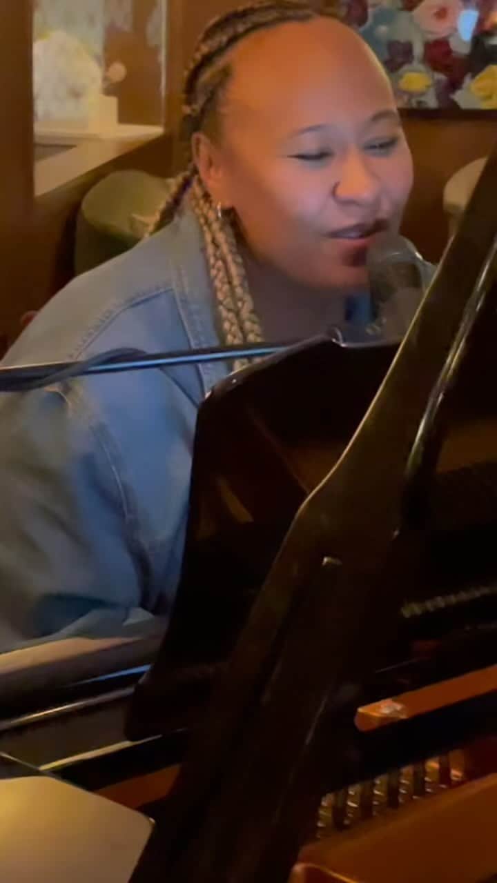 Emeli Sandéのインスタグラム：「A rough, impromptu rendition of “yes you can” :) have you heard this one on #LSFI?? Shall I add it to the live set??   Thank you to the wonderful @olivialeisk who let me jam for a min and sang with me, and coincidentally sang in the choir on the record!! and thank you @diversityriley for encouraging me to jump on and capturing the moment :) 🙏🏽」