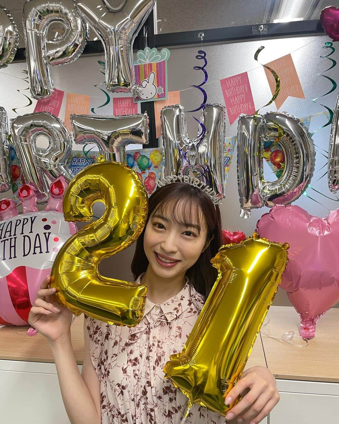 林佑香のインスタグラム：「昨日で21歳になりました！  朝から職場でたくさんお祝いしていただき、学校でも祝ってもらい、夜は大好きな友達がサプライズをしてくれて、幸せな1日になりました✨  みなさん、たくさんのお祝いメッセージもありがとうございます😊  21歳も、とにかく健康に気をつけて、全力でお仕事も学校も頑張りたいです！  これからもよろしくお願いします✨  ちなみに、今年はお天気班の皆さんが、 ケーキ代わりに最近私の中でブームだった卵かけご飯を用意してくれました🥚 みんなで食べる卵かけご飯最高に美味しかったです☺︎」