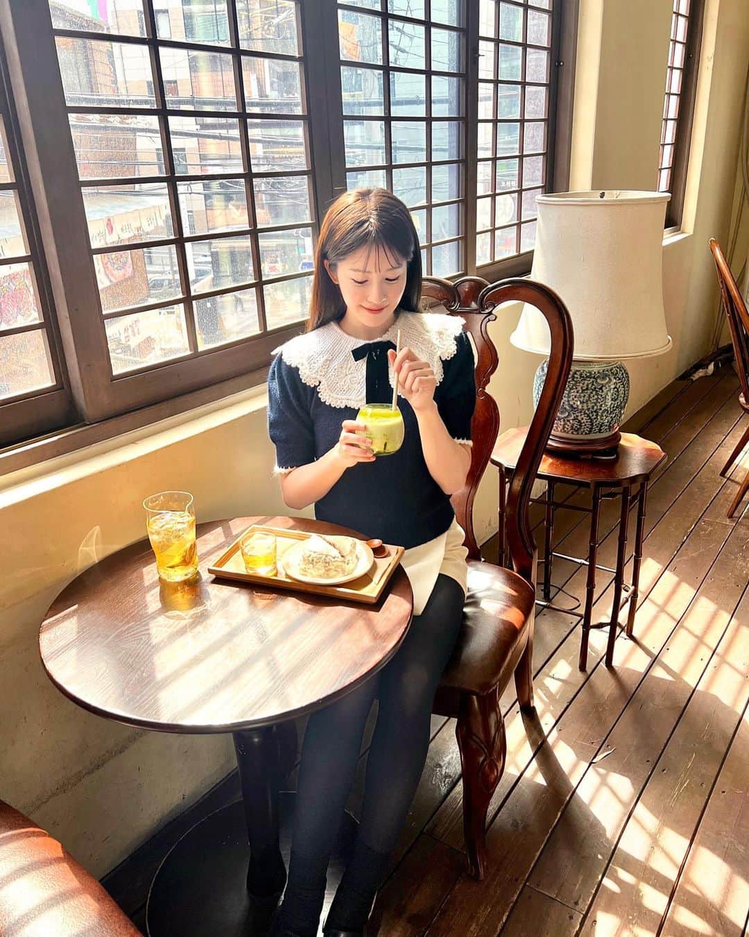 神田れいみさんのインスタグラム写真 - (神田れいみInstagram)「休憩中😙💬  韓国カフェ巡り🇰🇷 レトロなカフェで可愛かったです☕️♡  旅行中は毎日15000歩以上歩きましたよ〜！🐾」4月21日 18時25分 - kandareimi