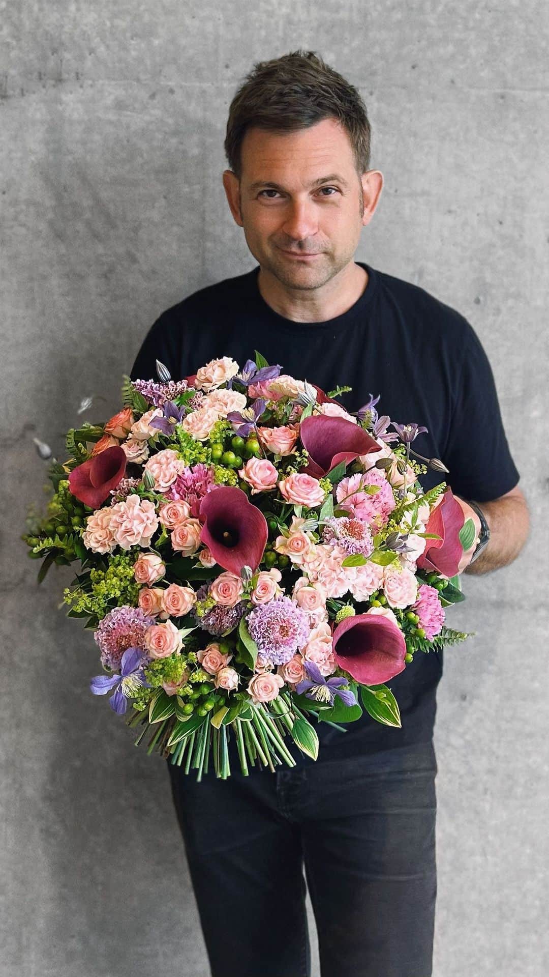 のインスタグラム：「You know what day it is ☺️ It’s been a while since I’ve used Callas in a bouquet! The stems are thick so they’re not the easiest to handle but their beauty definitely makes up for it! #FridayFlowers  . . . . #nicolaibergmann #flowerdesign #ニコライバーグマン #フラワーデザイン #니콜라이버그만 #꽃다발 #букетцветов #ramosdeflores #blumenstrauß」
