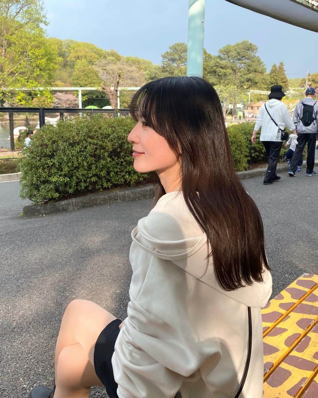 けいこのインスタグラム：「動物園コーデとお気に入り写真たち🦍💕　 　 　 ベースメントのスカパン形きれい！ 白もほしくなってるぅぅ🤍  トラが大好きだけど、この日のイチオシは フクロテナガザルちゃんでした🥰」