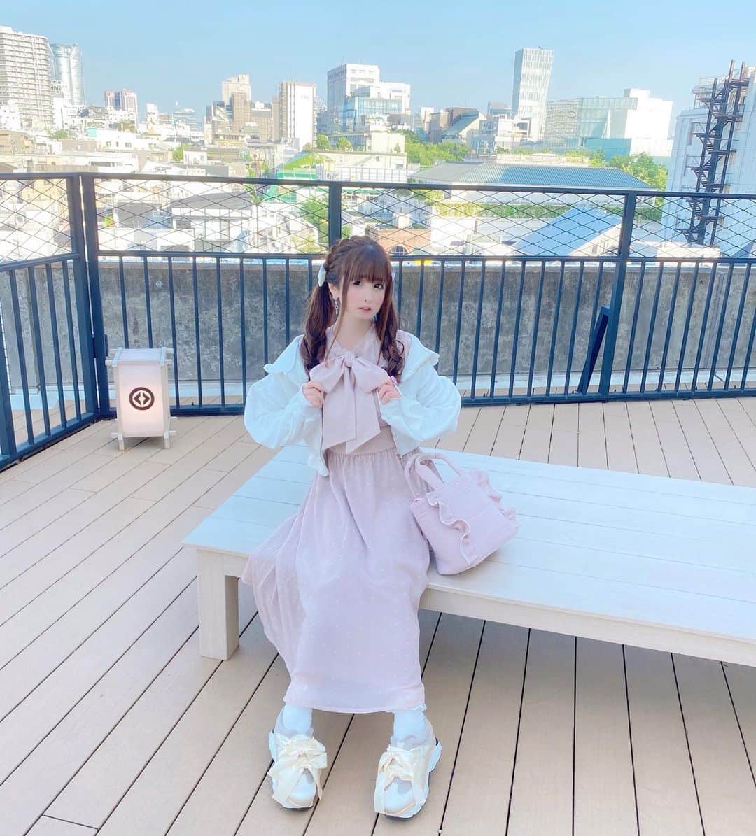 伊藤芽衣のインスタグラム：「いつの日かの めいちコーデ♡ ⁡ ワンピースと、 パーカーともに、 evelynさん♡ @evelyn.official  ⁡ このみじかめの パーカー気に入りすぎて 2枚同じの買いました笑 ⁡ 気にいると おなじの複数かうのも 多色するのも めいちあるあるです！ ⁡ バッグは、 ジルの @jillbyjillstuart_official  ベビーピンクの シャギーフリルトートを 合わせて完成♡ ⁡ #エブリン #evelyn  #ジルバイジルスチュアート #jillbyjillstuart  #ジルバイ #ジルスチュアート　 #フリルトートバッグ #ガーリーファッション」