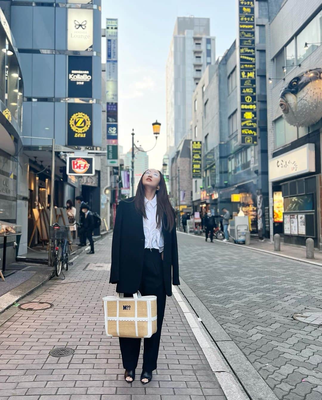 神崎恵のインスタグラム：「・ 金曜日。 今週は、土日もお休みではないけれど、 それでも金曜日の夕方はなんだかいい気分です。 なんというか、「今週もやりとげたぞー！」と、ほのかな達成感がにじみます。 西陽が降りはじめ空の色が変わり続けるこの時間がすきです。 ずっと「ハッピーアワー」と言い続けていましたが、 ある番組で「マジックアワーですよ」と言われ、上書きしました。 が、どちらもなんかいい言葉です🫶 2枚目、「ねぇねぇ、これ、一世風靡セピアみたいよね？」と言ったら、ぽかんとされました、20代😂 「素意や‼︎」」
