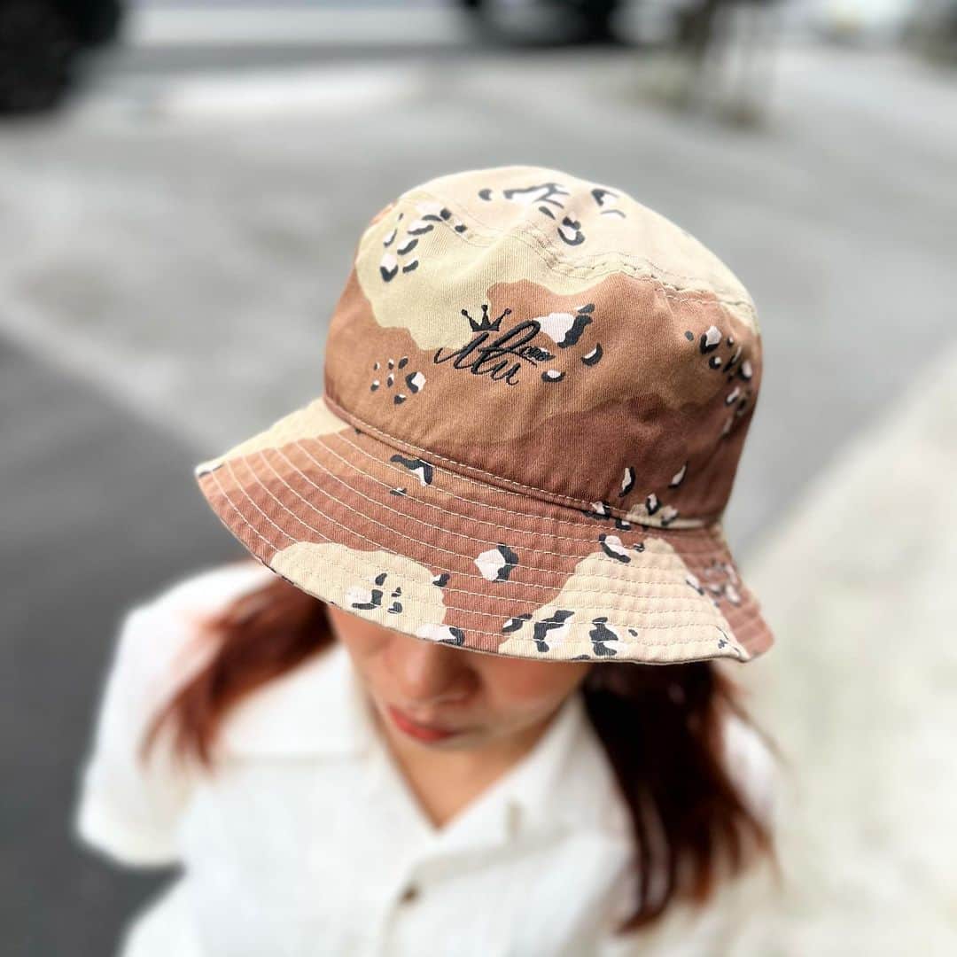 のインスタグラム：「New Color. アイルのバケットハット。 新色のカモ色。 追加入荷のネイビー色。 の準備が整い、全5色となった アイルの刺繍バケットハット。 店舗は明日(22日)11時~。 Webshopは先ほどから販売を開始となりました。  今週末も良い思い出が溢れますように♫ Always Thank You  #ilu098 #バケットハット #アイルキャップ #沖縄 #沖縄ファッション」