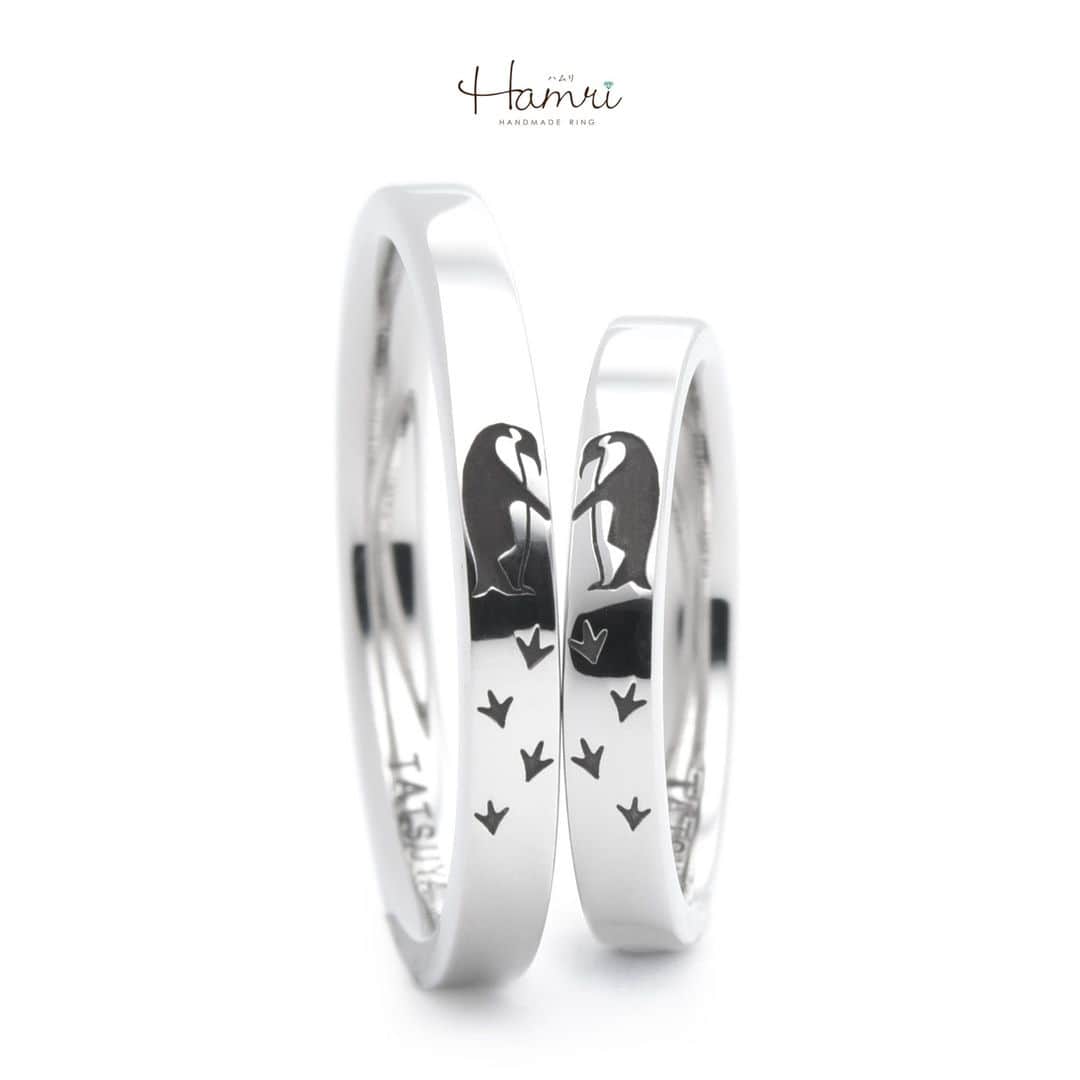 結婚指輪・婚約指輪『Hamri(ハムリ)』さんのインスタグラム写真 - (結婚指輪・婚約指輪『Hamri(ハムリ)』Instagram)「【ペンギンの指輪をご紹介です】  オーダーメイドでとても素敵な おふたりらしいモチーフをデザインいただきました！  とくにご新婦様がとても好きなペンギンのイラストを  重なると首元が「ハート」になるようにイラストをアレンジして加工しております。  イラストが映えるように、指輪の形を平打ちの形にしまして レーザーの部分のみブラックコーティングも施しております。  好きがたくさん込められた素敵なデザインですね！  ご結婚おめでとうございます！  💓ふたりらしい指輪と想い出を💓 @hamri_omotesando ==========================  ♦︎♢作成中の写真や動画を撮影、全データプレゼント♢♦︎  DMやLINEでのご相談お待ちしております♥ ⇒@hamri_omotesando  ❁・❁・❁・❁・❁・❁・❁・❁・❁・❁・❁  ＊セットリング5%OFF＊  @hamri_omotesando  Hamri「ハムリ」  〒150-0001 東京都渋谷区神宮前5-11-11 2F  tel 0120-121-175 hp https://hamri.jp/  open 11:00〜19:00 close 火/水　祝日営業  ❁・❁・❁・❁・❁・❁・❁・❁・❁・❁・❁  #手作り結婚指輪 #手作り婚約指輪 #結婚指輪#マリッジリング #エンゲージリング #プレ花嫁 #Hamri #Hamri表参道 #オーダーメイドリング #鋳造 #ブライダルリング #ペアリング #鎚目リング #プラチナリング #ピンクゴールド #シャンパンゴールド #ゴールドリング #コンビネーションリング #2023wedding #2023春婚 #2023夏婚 #プレ花嫁準備 #プレ花嫁と繋がりたい #結婚指輪探し #結婚指輪選び #結婚準備  《Hamri検索タグ》  #Hamriデザイン #Hamri指輪作り #Hamri花嫁」4月21日 18時37分 - hamri_omotesando