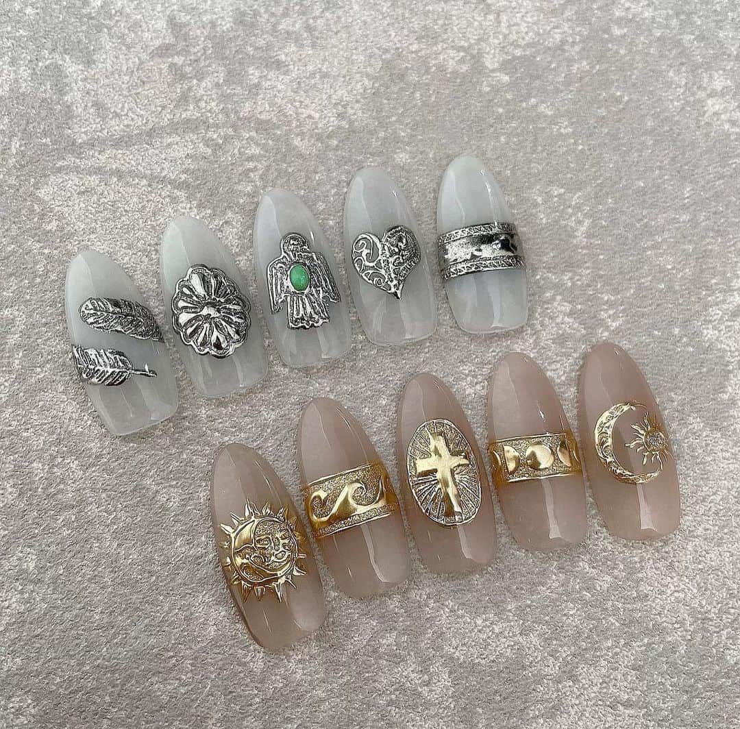 のインスタグラム：「◇BOHOスタイル ボヘミアンジュエリー💅 ・ @raygel.nail_official  @d.nail_offical  ・ ・ ・ ネイル、レッスンのご予約お問い合わせはこちらから⬇️ プライベートサロンCoolCute 中目黒駅徒歩２分  ご予約はLINEより LINE 🆔→「@ghu9662h」 ※@マークを付けたままご検索ください。  もしくはプロフィールの「メール」よりお問い合わせください。 ・ ・ ・ #ファッション#おしゃれ#オシャレ#かわいい#かっこかわいい#coolcute#hidekazu#ネイルアート#ネイル#ジェルネイル#ネイルデザイン#エスニックネイル#ボヘミアンネイル#手描きネイル#天然石ネイル#bohoネイル#シルバージュエリー#ボヘミアンスタイル#インディアンジュエリー#ゴールドジュエリー #nail#nails#nailart#nailartist#gelnail#fashion#nailstagram#Instanails#bohemian#boho」