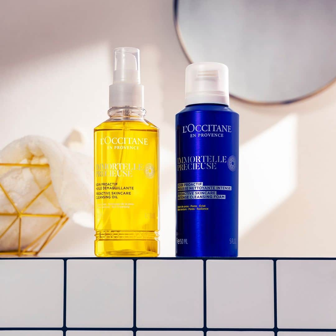 L'OCCITANE en Provenceのインスタグラム：「＼予約受付中📢／イモーテルのエッセンシャルオイル(*1)配合で、肌をなめらかに整えるクレンジングオイルが登場🆕  毛穴までキメ細やか(*2)に整える #イモーテルプレシューズ シリーズから クレンジングオイルが登場します。  ━━━━━━━━━━━━━━━━  イモーテル プレシューズ   リッチクレンジングオイル（画像左） ━━━━━━━━━━━━━━━━━   発売日は5/17(水)ですが、 公式オンラインショップでは 予約受付がスタートしました！  ╭━━━━━━━━━━━━╮ 　　　　美肌に導く 　　クレンジングオイル ╰━ｖ━━━━━━━━━━╯  「使ってみたい！」と思ったら 【🌼】の絵文字で コメント欄から教えてください✍️  ／ どんなクレンジング？ ＼  ☑️肌のハリUP！ イモーテルエッセンシャルオイル(*1) 配合で、コラーゲン生成機能を促進。  ┈┈┈┈┈┈┈┈┈┈┈┈┈┈┈┈  ☑️潤いながらメイクオフ！ リシノール酸が豊富なヒマシ油(*3)で 洗い上がりからなめらか肌に。  ┈┈┈┈┈┈┈┈┈┈┈┈┈┈┈┈  ☑️毛穴レスを実感！ サトウキビ由来オイル(*4)配合で、 角栓の詰まりをオフ。 ヘビーなメイクもしっかり落とします。  ┈┈┈┈┈┈┈┈┈┈┈┈┈┈┈┈  ベスコス受賞の泡洗顔（画像右）との W使いで、さらに毛穴レスな肌へ。  オイルタイプとフォームタイプで 性質の違う汚れを漏れなくオフ！ しっかりメイクの日に、ぜひお試しください。  ┈┈┈┈┈┈┈┈┈┈┈┈┈┈┈┈  (*1)ヘリクリスムイタリクム花油（スキンコンディショニング成分） (*2)毛穴を含む肌にうるおいを与え、 肌のキメを整えること (*3)クレンジング成分 (*4)(C13-15)アルカン（クレンジング成分）  #ロクシタン #loccitane #スキンケア #クレンジング #クレンジングオイル #夏コスメ2023 #新作コスメ #新作コスメ2023 #コスメ好きさんと繋がりたい #コスメ垢 #イモーテル #イモーテルプレシューズ #すっぴん美人 #コスメ好き #透明感女子 #透明感のある肌 #透明感アップ #ベスコス #オイル美容 #毛穴ケア #毛穴 #毛穴レス #毛穴対策 #毛穴レス肌 #ダブル洗顔 #洗顔フォーム #洗顔料 #メイク落とし #メイク落としおすすめ」