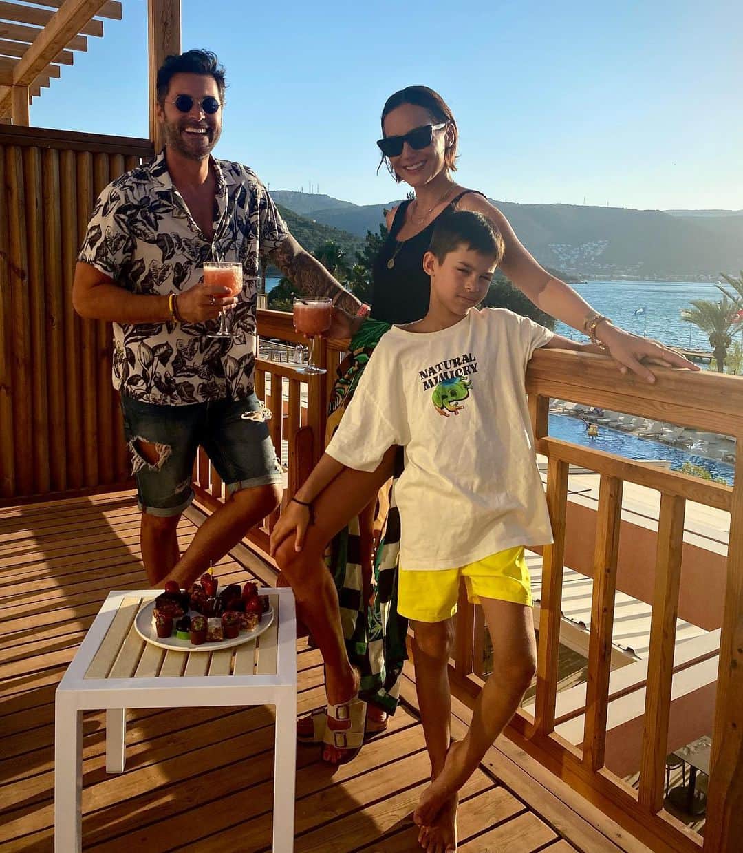 Sedef Avciのインスタグラム：「İyi bayramlarrrrr tüm sevdiklerinizle huzur içinde🍭🍭🍭」