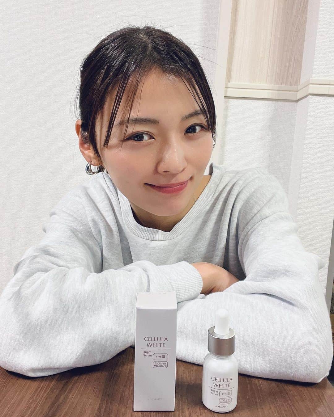 伊藤しほ乃のインスタグラム：「こちらは、 以前紹介したチェルラーブリリオのシリーズで、新たに素晴らしい美容液を見つけたのでご紹介させてください😊  \チェルラーホワイト/  これから少しずつ紫外線が気になる季節にぴったりの、 美白のための卵殻膜美容液です✨  とろ〜っとしていて、とっても肌馴染みがいいです🫶  お肌のハリだけでなく美白効果まで期待できてしまう、卵殻膜エキス、トラネキサム酸などが配合されてるよ😆  洗顔後にすぐこれを塗ります😊  お仕事や家事や育児などでお疲れの皆さま！ お肌にご褒美あげてください🥰！  #PR #美容 #美肌 #スキンケア #美容成分 #チェルラーホワイト」