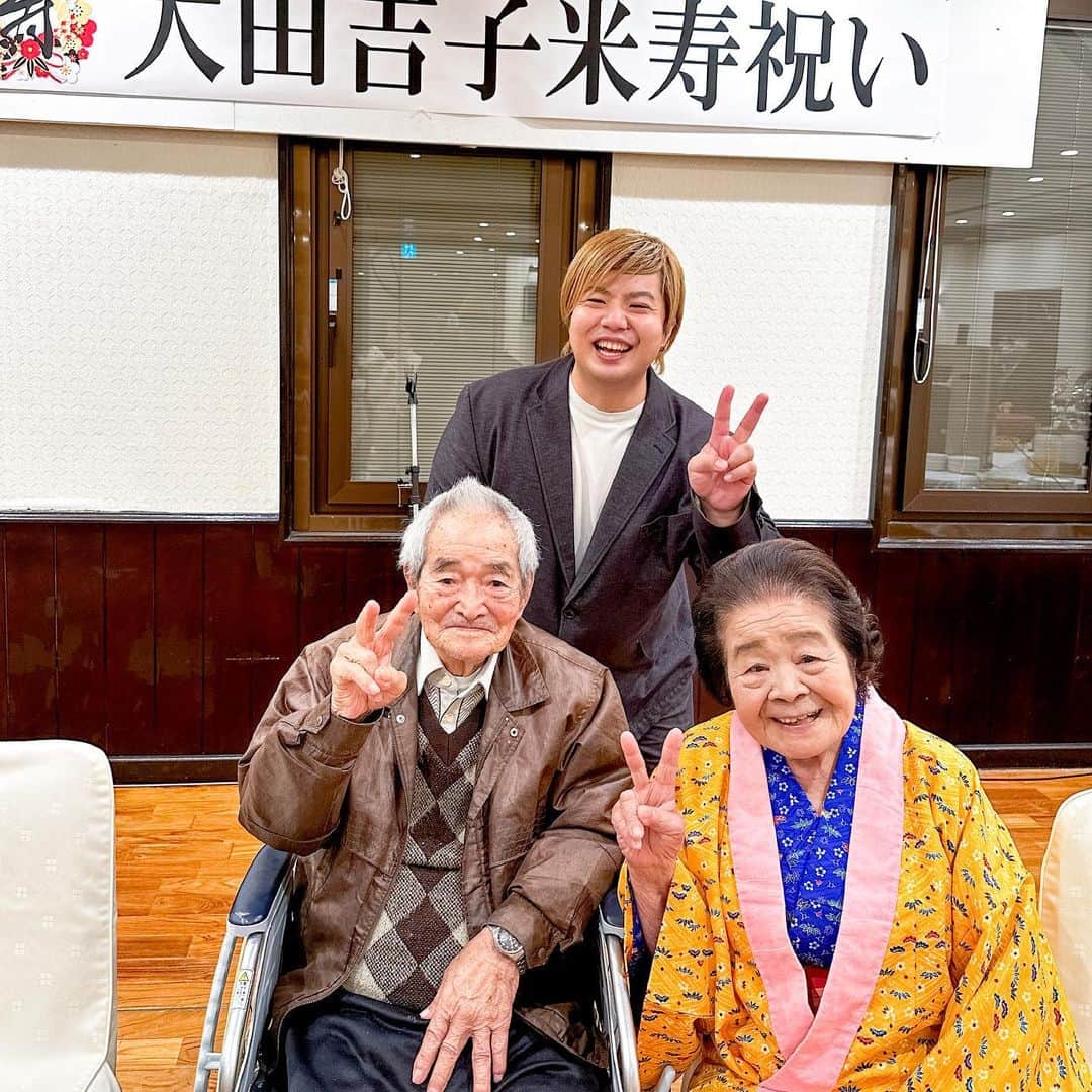 南の島のおばーと孫のインスタグラム：「【ご報告】 先日20日 祖父が天寿を全うしました 94歳でした  祖父が出演する動画に いいねや応援のコメントが多かった為 こちらでご報告とさせて頂きます  皆様のご厚意に改めて 感謝申し上げます」