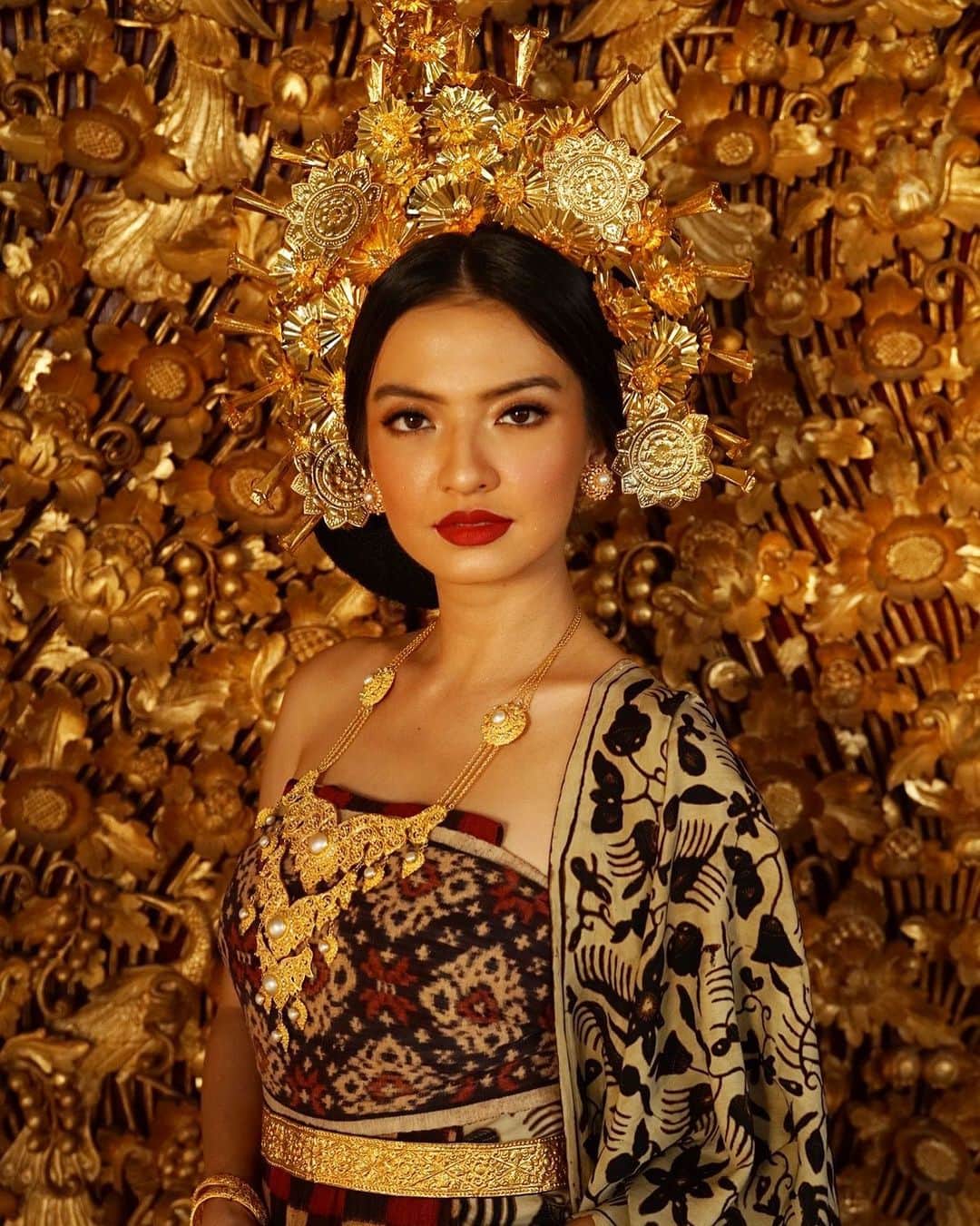 ラライン・シャーのインスタグラム：「Selamat Hari Kartini kepada sesama perempuan Indonesia.   Di hari peringatan pahlawan kita bersama R.A Kartini mari kita mensyukuri hari ini. Hari ini, di tahun 2023 ini kita mempunyai kesempatan dan kesetaraan yang mungkin tidak bisa dibayangkan oleh nenek moyang kita yang sekarang sudah menjadi realita.  Masih banyak lagi kemajuan yang harus kita perjuangkan, tapi juga kalau kita lihat sejarah, kita harus bersyukur bisa berada, setara sejauh ini.  Semoga dengan rasa syukur ini kita bisa bersama membanggakan pahlawan pahlawan perempuan yang datang sebelumnya dengan terus berjuang dan menggali potensi kita sebagai sesama wanita Indonesia.   Berdaya dan terus berupaya untuk mengingatkan satu sama lain bahwa kita tidak sendiri. Bersama saling membantu dan menginspirasi sesama perempuan Indonesia dengan menjadi versi diri kita yang terbaik.  Banyak aksi nyata yang bisa kita lakukan untuk kemajuan bersama.Mari kita pupuk terus semangat Ibu Kartini dengan bersatu dan maju❤️」