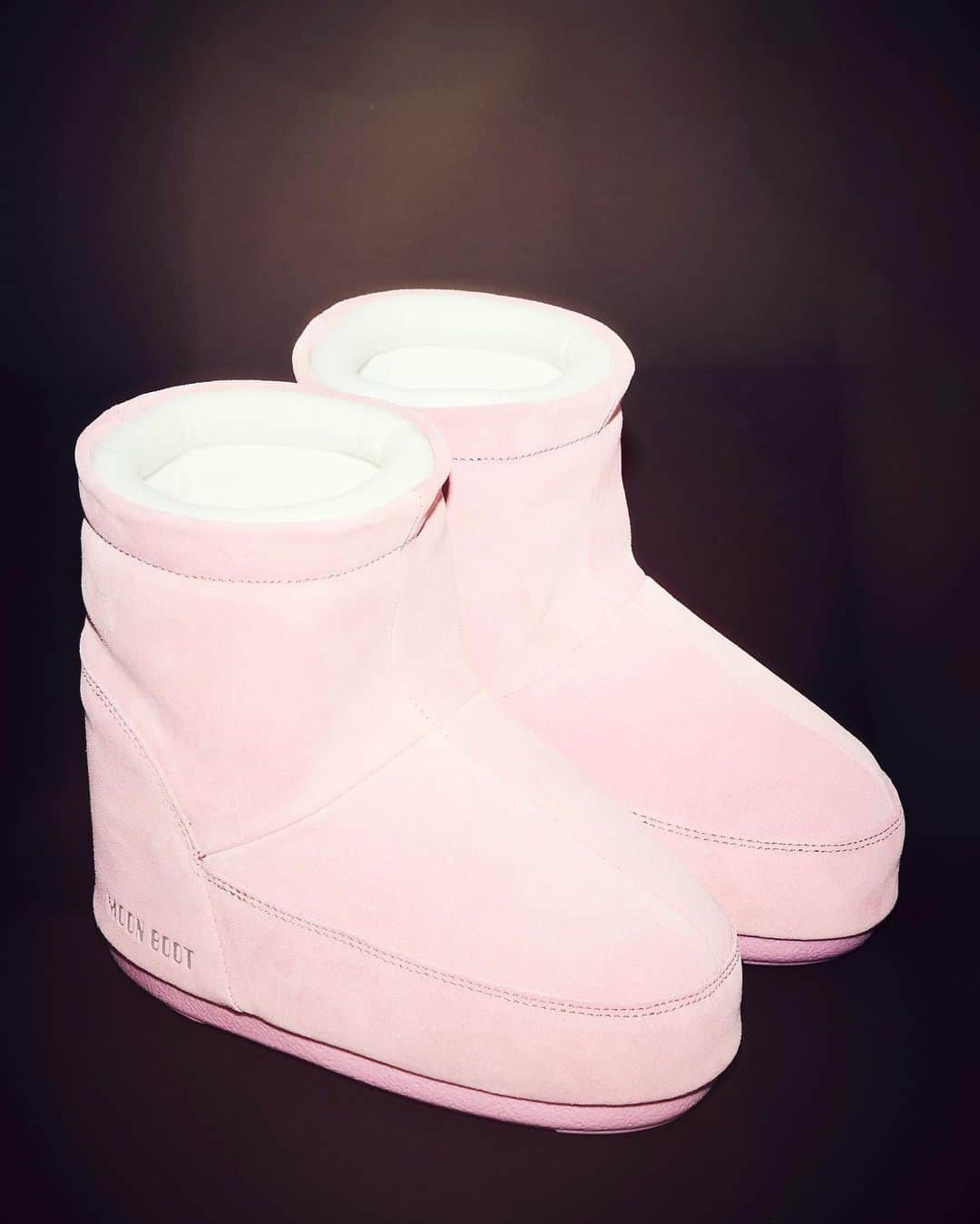 のインスタグラム：「What does walking on the moon sound like?   Shop Moon Boot now, on LN-CC」