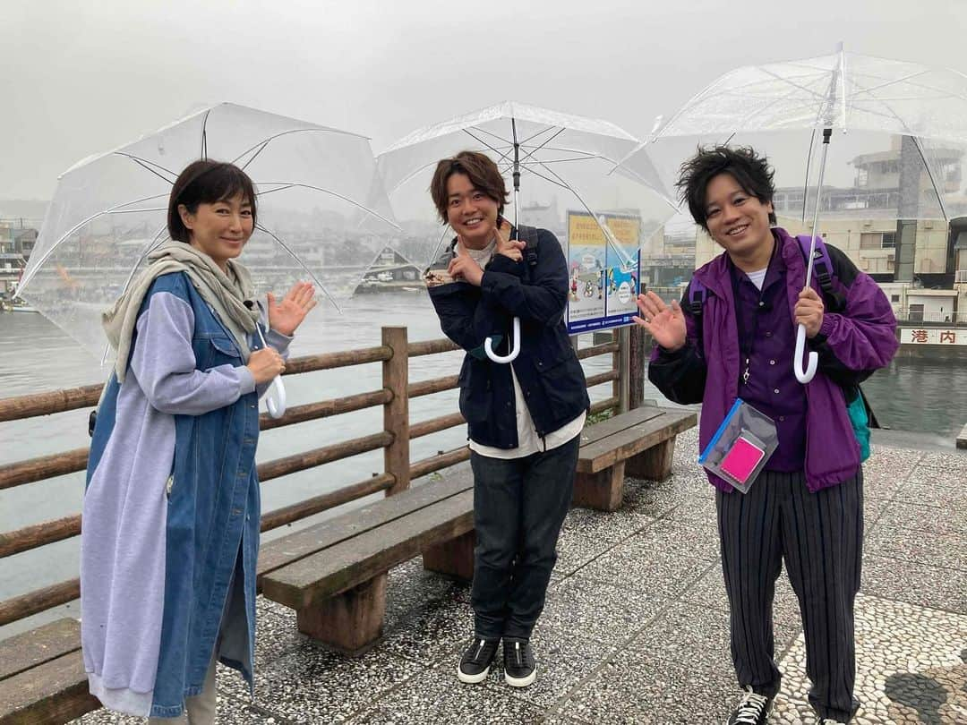 テレビ東京「土曜スペシャル」さんのインスタグラム写真 - (テレビ東京「土曜スペシャル」Instagram)「明日4/22(土)夜6時30分からの土曜スペシャルは「はらぺこぱ １g１円ローカルグルメはしご旅」 50gのお団子を食べたら50円、200gのステーキを食べたら200円と食べた分量が「交通費💴」として支給され、バス・鉄道・タクシーなど公共交通機関を乗り継いでゴールを目指す旅の第2弾💕  今回は小田原〜湯河原〜熱海を巡り、春の伊豆グルメを堪能🤤 旬の魚介類🐟🐚食べ歩きグルメ🍢行列スイーツ🍰など魅力的なご当地グルメがたくさん登場❗️  食べた分だけお金が稼げるってなんて贅沢✨と思いきや…そんな甘い旅ではありません🙇‍♀️満腹の波がぺこぱ2人を襲います😰  そんな2人を支えるべく参戦したのは女優・高島礼子さん✨ これまで 「Mr.バス旅」こと太川陽介さんと何度も共演し、ガチ旅の洗礼を受けまくってきた礼子さまは「もう普通の旅では満足できない」とめちゃめちゃ頼りになる👏👏👏はずが…朝が弱いという事実が発覚💦 ぺこぱ、いきなりのピンチに❗️❗️  果たしてこの旅はどうなるの😭 無事に3人はゴールすることはできるのか⁉️ぜひお見逃しなく📺   《お知らせ》 #TVer ではスマホやPC・タブレットなどでリアルタイム配信を無料でご覧いただけます！ そちらもぜひチェック✅してみて下さい   #テレビ東京 #テレ東 #土曜スペシャル #土スペ #ぺこぱ #松陰寺太勇 #シュウペイ #高島礼子 #グルメ #ローカルグルメ #はらぺこぱ #小田原 #熱海 #絶品グルメ #行列 #老舗 #グルメ好きな人と繋がりたい #旅好きな人と繋がりたい #ゴールデンウィーク」4月21日 18時39分 - tvtokyo_dosupe