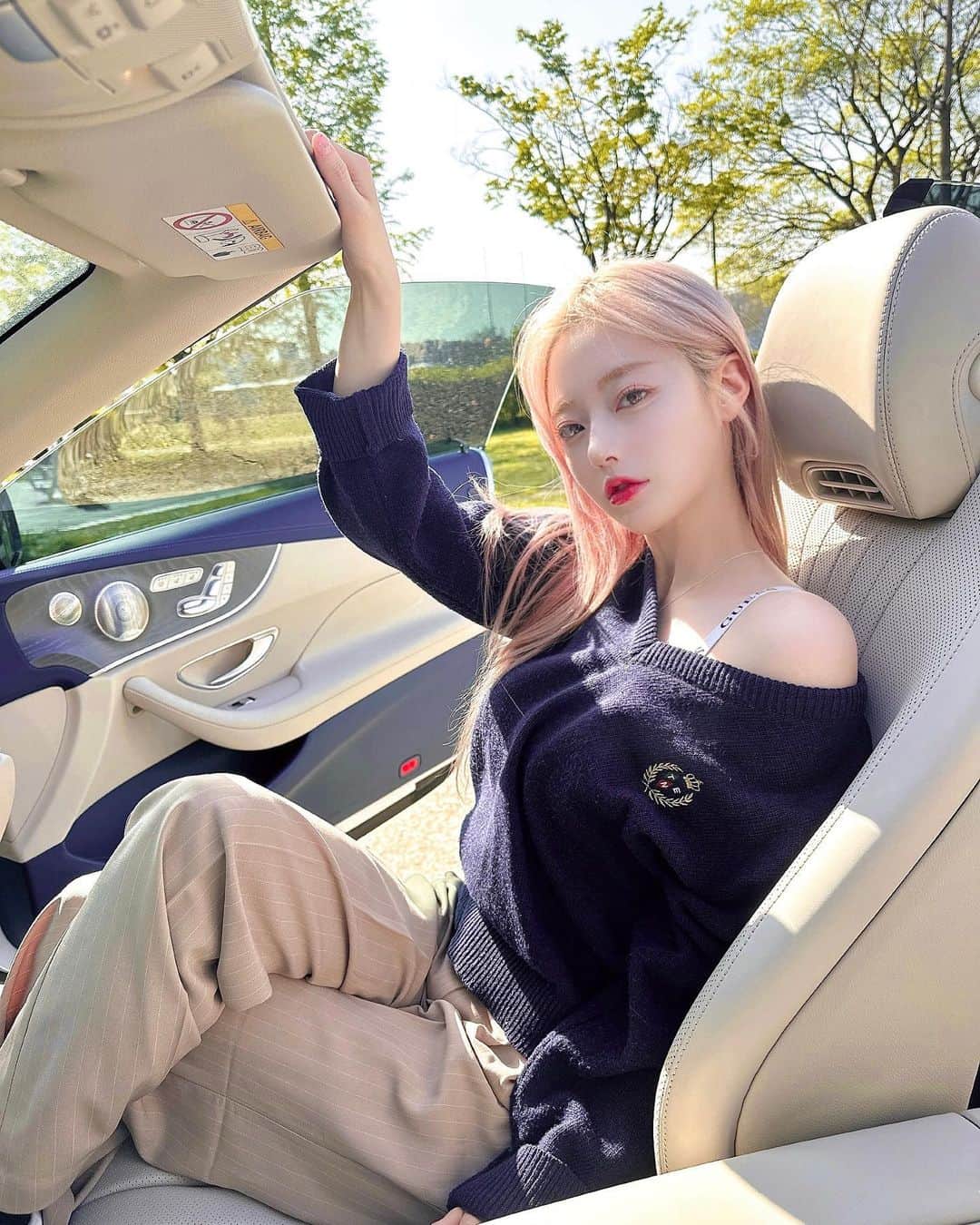 キム・チョンアのインスタグラム：「날씨 좋아서 한나언니 차 타구  급 한강 드라이브 🛞🤍  #잠원한강공원」
