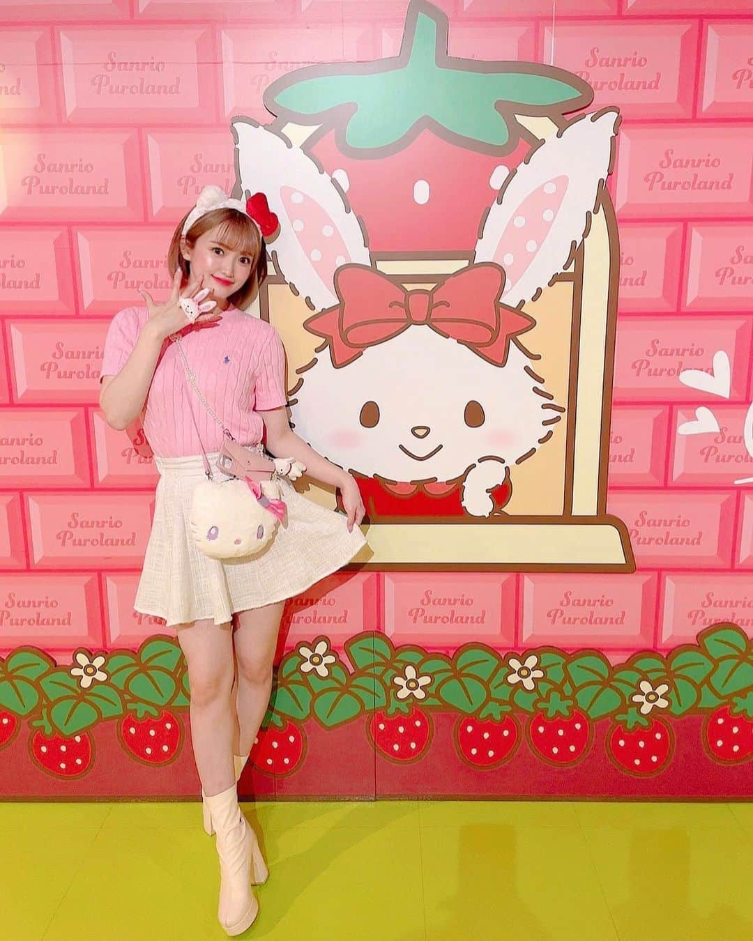 Ribonのインスタグラム：「サンリオの推し。🐰🎀 でも装備はキティぱいせん🐱 . . . . . . . .  #burlesquetokyo #バーレスク東京 #スーパーバーレスク #japanesegirl #kawaii #ゆめかわいい #サンリオピューロランド #メルヘン #🎀 #六本木 #歌舞伎町 #渋谷 #sanrio #サンリオ #sanriopuroland  #大人可愛い  #ウィッシュミーメル  #インスタ映え  #映えスポット #映え写真　#サンリオコーデ #todayscode #ootd #私服　#poloralphlauren #ハローキティ #キティちゃんコーデ #hellokitty」