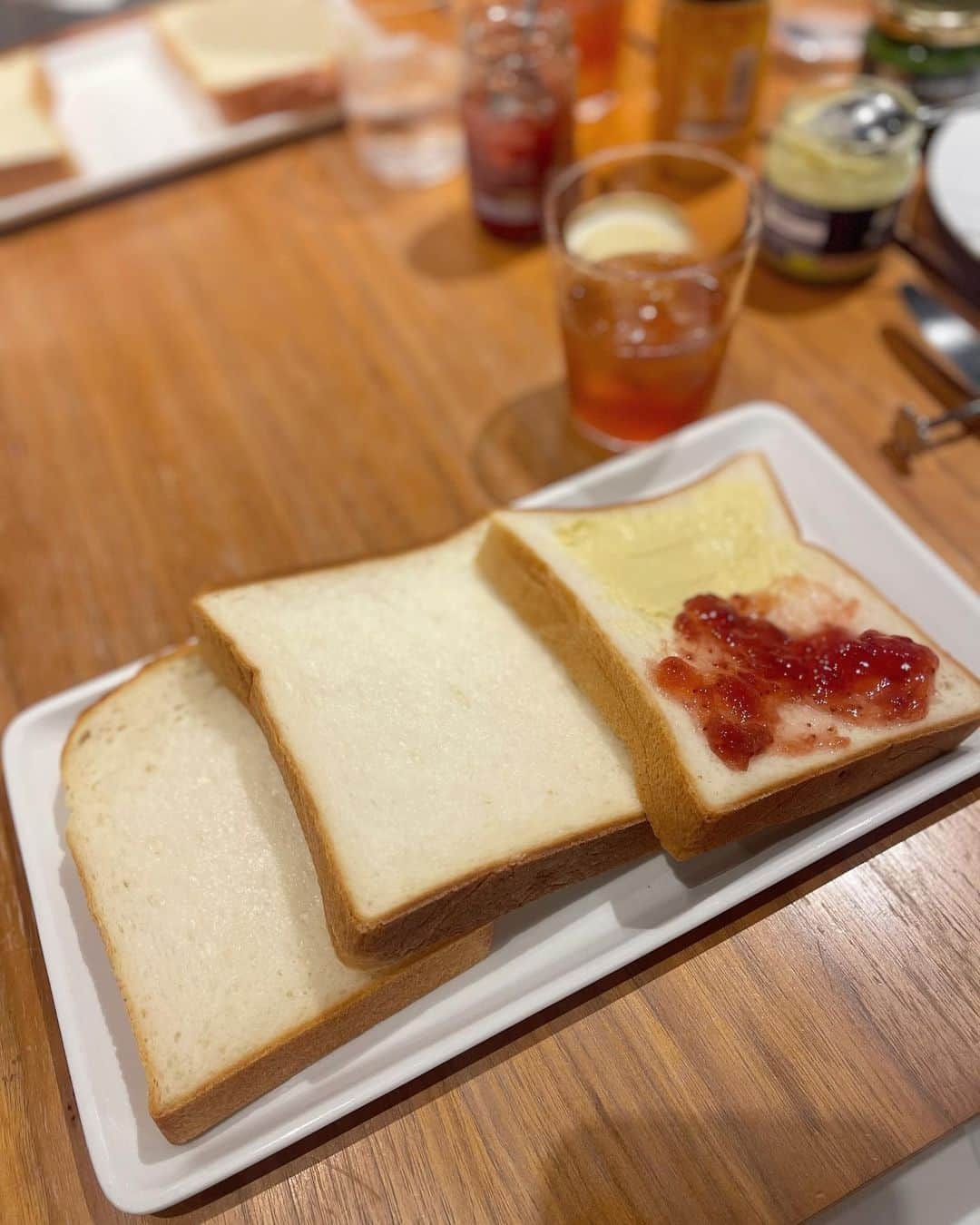 越馬千春さんのインスタグラム写真 - (越馬千春Instagram)「.  4/20のジャムの日だそうです❤️🍞 誕生日の日がジャムの日なんて嬉しい🥺💕  @kanpy0822  新商品ジャム試食会＠ラ・カンティーヌ セントル に参加させて頂きました✨  カンピーザプレミアムのジャムを食べ比べさせて頂いたよ🤤  🍓3種のいちごジャム 🍊3種のマーマレード 🍵宇治抹茶クリーム 🍦濃厚バニラクリーム の4種類✨  私的にいちごとバニラクリームの合わせが最高にタイプでした😊  お土産で頂いたジャムとパンを朝ごはんにしたら息子感動しておりました🍓✨🍞👦🏻 #カンピーザプレミアム#3種のいちご#ジャムの日#ジャム活#PR#KANPY#カンピ—#セントルザベーカリー#セントルザベーカリー銀座」4月21日 18時41分 - chiharukoshiba