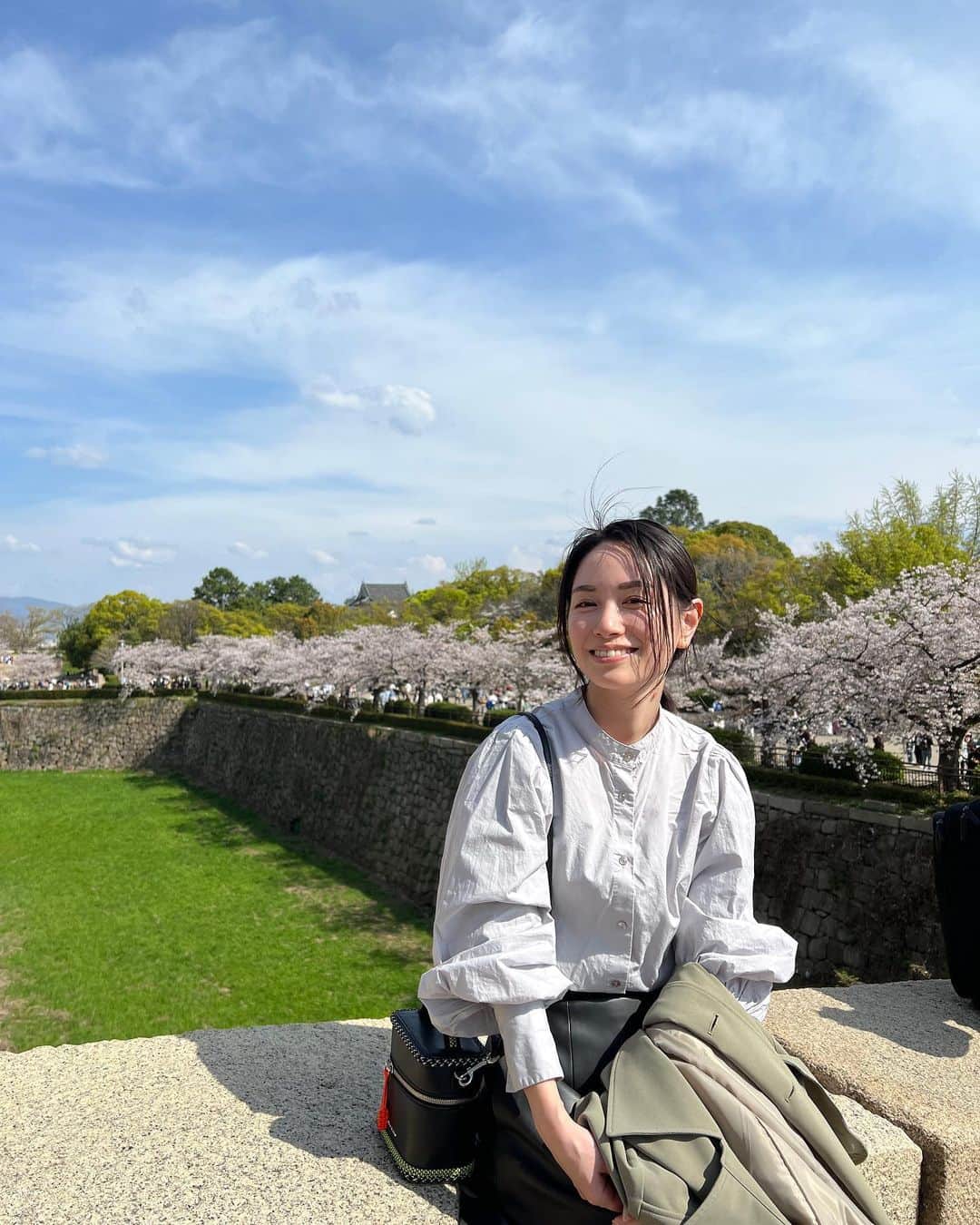 寺田有希のインスタグラム：「本日、34歳になりました🎉  自分が34歳だなんて。 早すぎて、びっくりしますね😳！  お仕事をいただけるありがたさと 責任を噛み締めながら、 これからも一歩一歩、泥臭く着実に、 進んでいきたいなと思います。  変わらず応援していただけると それはもう、喜びます✨  それにしても、 34歳もアホ毛が元気すぎる件😂🤣👍  こんな寺田ですが、何卒！！ これからの1年も、よろしくお願いいたします🙌  2023.04.21 寺田有希」