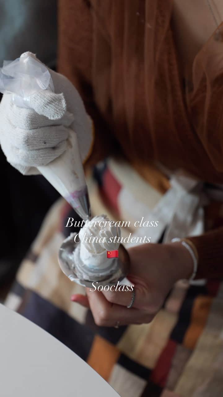청담 수케이크 (atelier soo)のインスタグラム：「ㅡ 나의해외수업 첫호스트선생님이었던분과의 5년만의 만남 20대였던그녀와 30대였던 내가 30대가되고 40대가되었네 뭔가 뭉클했던시간 ㅡ 더긴장하고더잘하자.다짐 🌸   #ateliersoo」