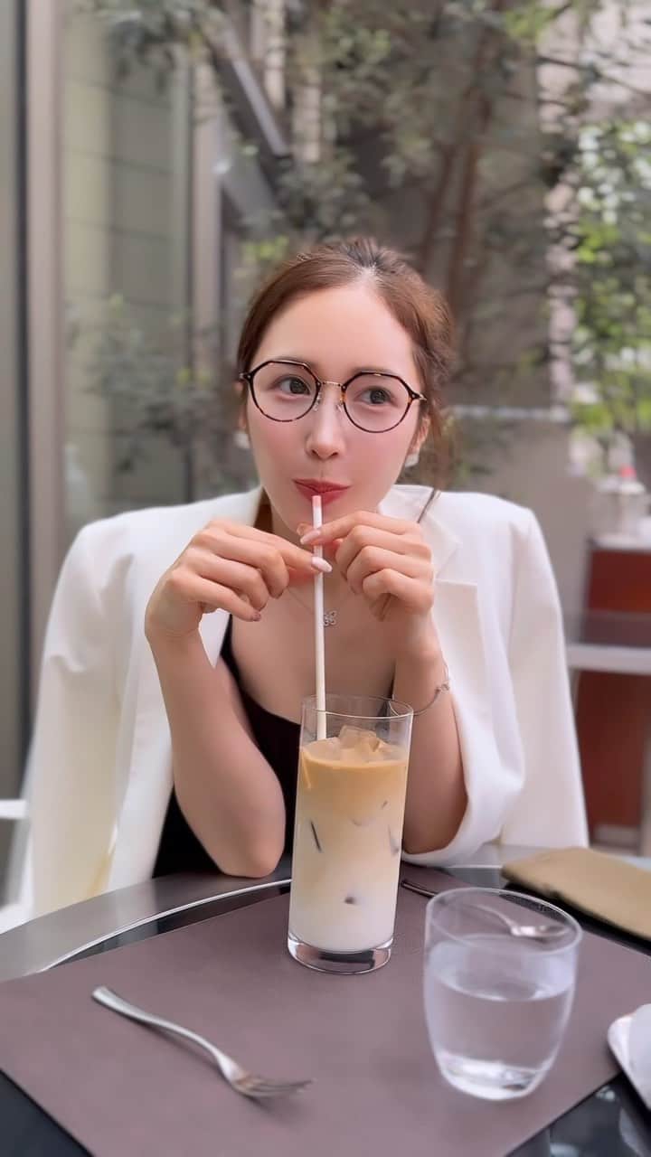 fukishaljのインスタグラム：「SNSはキラキラしてる世界が見えやすくて 他人と自分を比較しがちになってしまうけど みんな見えない所ではそれぞれ色んな悩みと向き合いながら 日々泣いたり笑ったり切磋琢磨しているはず🪽 自分の人生は自分が主役だから 周りに左右されすぎず自分を大切に 人生を楽しくきりひらこう😌🤍  ちょっとした事でもお腹抱えるくらい笑ったり だいすきなひとたちと過ごす時間はかけがえのない時間。 写真は動画を見返したり その時その場所でみにつけてたものとかで思い出蘇る😌  今日は気づきの扉は 人が主役の商店街ポスターです♪  久しぶりに会ったお友達が毎週TVerでもみてくれて 良い番組だって伝えてくれてすごく嬉しかったなあ😿💕」
