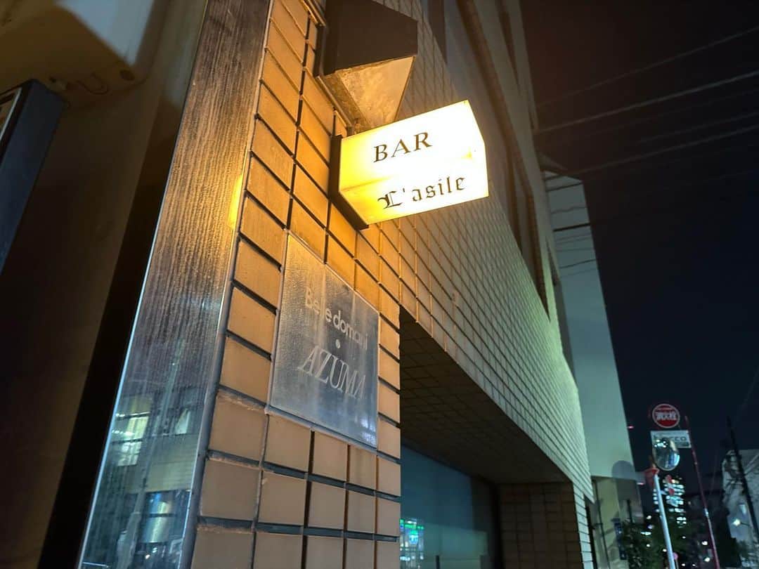 のインスタグラム：「" 青山の隠れ家BAR 入ると壁に何か文章が書いてある  聞くとビートたけしさんの直筆なんだとか  昔、近くに住んでいたらしく よく通っていたそうです  落ち着いた雰囲気で とっても心地よい大人のBARでした🍸 #bar #青山bar #隠れ家バー #お酒好き女子 #お酒好きな人と繋がりたい #お酒好き #ひとり酒」