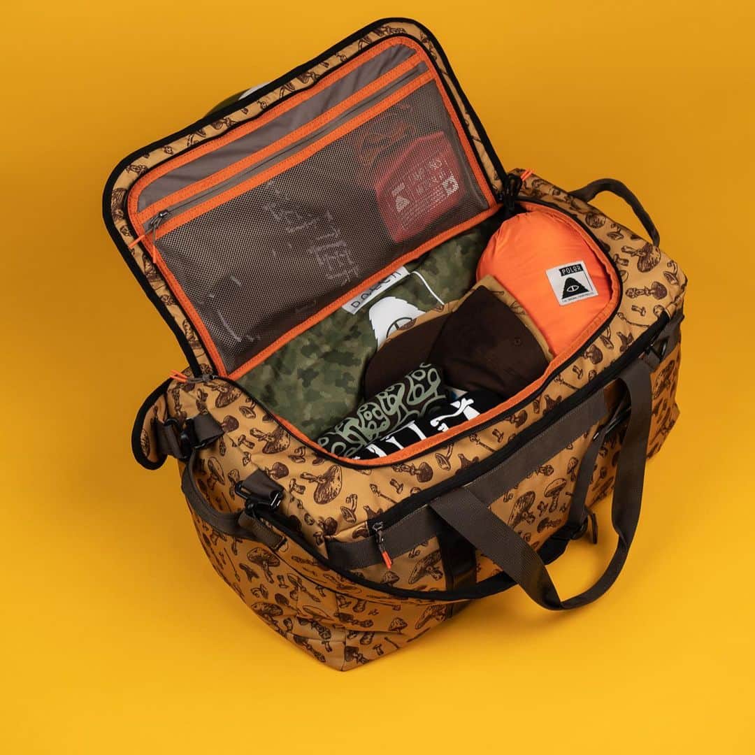 Poler Outdoor Stuffのインスタグラム：「Our duffle bag is sized perfectly for a weekend trip and is carry on legal for most airlines worldwide.   Straps on the bottom allow you to attach a skateboard and wheel the bag around with you. High quality vegan leather accents and a beefy zipper along with accessory and stash pockets for your essentials both inside and out.  #campvibes 🏕️」