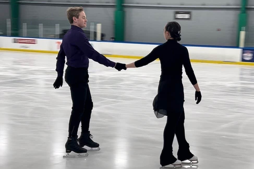 ブルックリー・ハンのインスタグラム：「A low-quality photo for a high-quality achievement. Congratulations, Stephen, for passing your gold pattern dance test!! 🌟  And I know what you all are thinking: “Brooklee, you are a freestyler. What are you doing partnering and coaching gold patterns?” Trust me, I’ve asked myself that question plenty of times throughout this journey. But Stephen and I had plenty of help on this adventure.  Huge thank you’s to @coach.lgs @gregmerriman88 Daniil Barantsev and Julia Chu (who spent hours rewatching lessons on livebarn with me!) for their invaluable guidance and support.  And of course thank you to Stephen, for his trust, patience and faith that somehow we’d make this happen.」