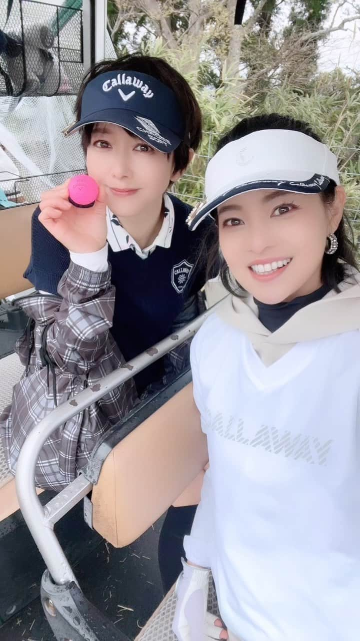 吉田玲奈のインスタグラム：「🌸🌸🌸 3月末の休日 愛子ちゃんとGOLF⛳️ 朝は小雨で寒くて寒くてパンツに履き替えたくらい🥶 でも久々愛子ちゃんとゴルフできて楽しかった〜♬  🔴51/40  91  #golf #石山愛子 #吉田玲奈 #フリーアナウンサー #セントフォース #ゴルフ女子 #ゴルフ大人女子 #ごるふ女子  #ゴルフ好きアナウンサー  #仲良し #キャロウェイアパレル  #キャロウェイコーデ  #callawaygolf  #rogue #paradym #bushnellgolf  #千葉県ゴルフ #雨ゴルフ #ツーサムゴルフ  #頑張った #桜ゴルフ #お花見ゴルフ #桜 #reinagolf」