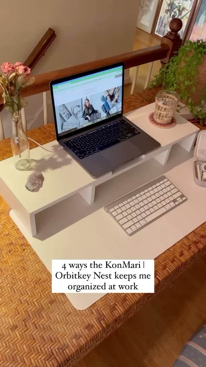 近藤麻理恵のインスタグラム：「Seeing how #KonMariConsultant @getsoorganized uses her KonMari x @orbitkey Nest to stay organized while working sparks joy! Visit the link in my bio to shop.」