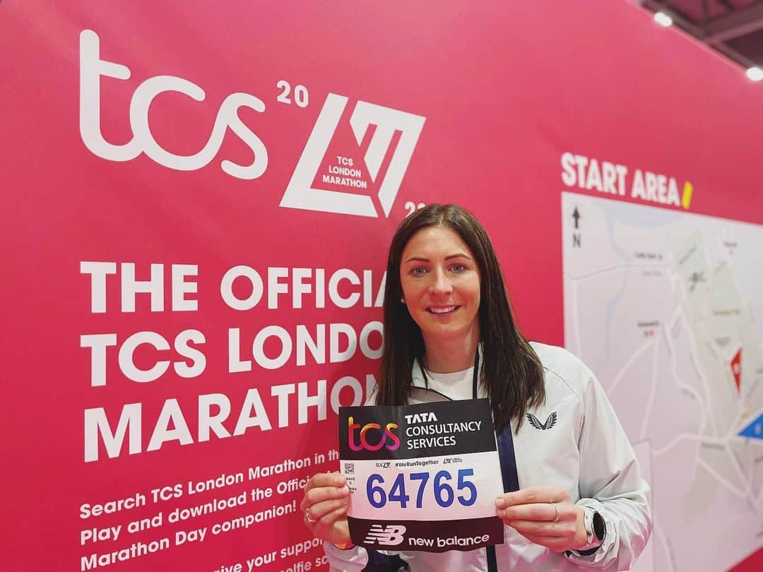 イブ・ミュアヘッドのインスタグラム：「T-2…🏃🏼‍♀️ @londonmarathon  It’s real now! 😬 Very nervous, but I can’t wait to be on that start line on Sunday morning!  Thank you to everyone who has donated so far @myname5doddie  Still time! Link in my bio 🙏🏻  Thank you ❤️」