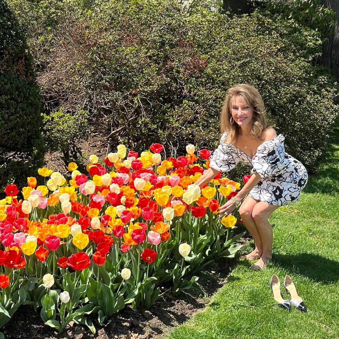 スーザン・ルッチのインスタグラム：「🎼Tip-toe through the tulips…🎼 🥰🥰🥰」