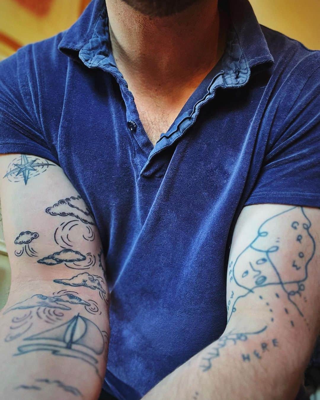 ティモウェイランドのインスタグラム：「🫶🏼Tattoos & Terrycloth! 1) Slowly, but surely adding wind to my boat’s sails along with the N star for guidance 2) Terrycloth swatches for the new TW styles dropping in-store & online next month! ❤️‍🔥 shoutout to the GOAT artist @lwtattoos TY for the intro years ago @carsoneisenhart 🙌🏼」