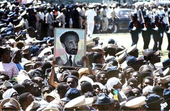 ボブ・マーリーさんのインスタグラム写真 - (ボブ・マーリーInstagram)「#GroundationDay: His Imperial Majesty Haile Selassie I, Emperor of Ethiopia, makes an historic official state visit to Jamaica on April 21, 1966. Among the crowd was a young @officialritamarley, who told Bob - in Delaware at the time - about the experience. It would become a pivotal moment in Bob’s realization of RASTAFARI. #todayinhistory   📷 by Lynn Pelham for TIME」4月22日 4時28分 - bobmarley