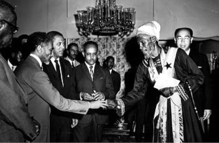 ボブ・マーリーさんのインスタグラム写真 - (ボブ・マーリーInstagram)「#GroundationDay: His Imperial Majesty Haile Selassie I, Emperor of Ethiopia, makes an historic official state visit to Jamaica on April 21, 1966. Among the crowd was a young @officialritamarley, who told Bob - in Delaware at the time - about the experience. It would become a pivotal moment in Bob’s realization of RASTAFARI. #todayinhistory   📷 by Lynn Pelham for TIME」4月22日 4時28分 - bobmarley
