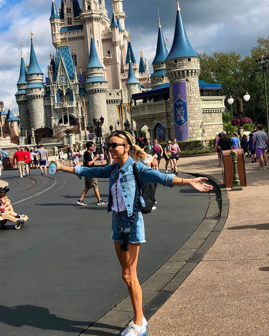 ビル・ランシックさんのインスタグラム写真 - (ビル・ランシックInstagram)「To say our trip to Disney World this week was epic is an understatement! As you can see in these pics, we have been visiting  @waltdisneyworld for years and it somehow gets even more magical every single visit 💫 If your planning your next trip, don’t miss some of our family faves like the amazing new Tron, Guardians of the Galaxy, Avatar Flight of Passage, Expedition Everest, Soarin’ Around the World, Seven Dwarfs Mine Train, Space Mountain, Star Wars: Rise of the Resistance and my personal fave that had me smiling ear-to-ear Slinky Dog Dash 🐶 What are some of your faves? Until next time, Disney World….💙💙💙 #waltdisneyworld」4月22日 4時37分 - billrancic