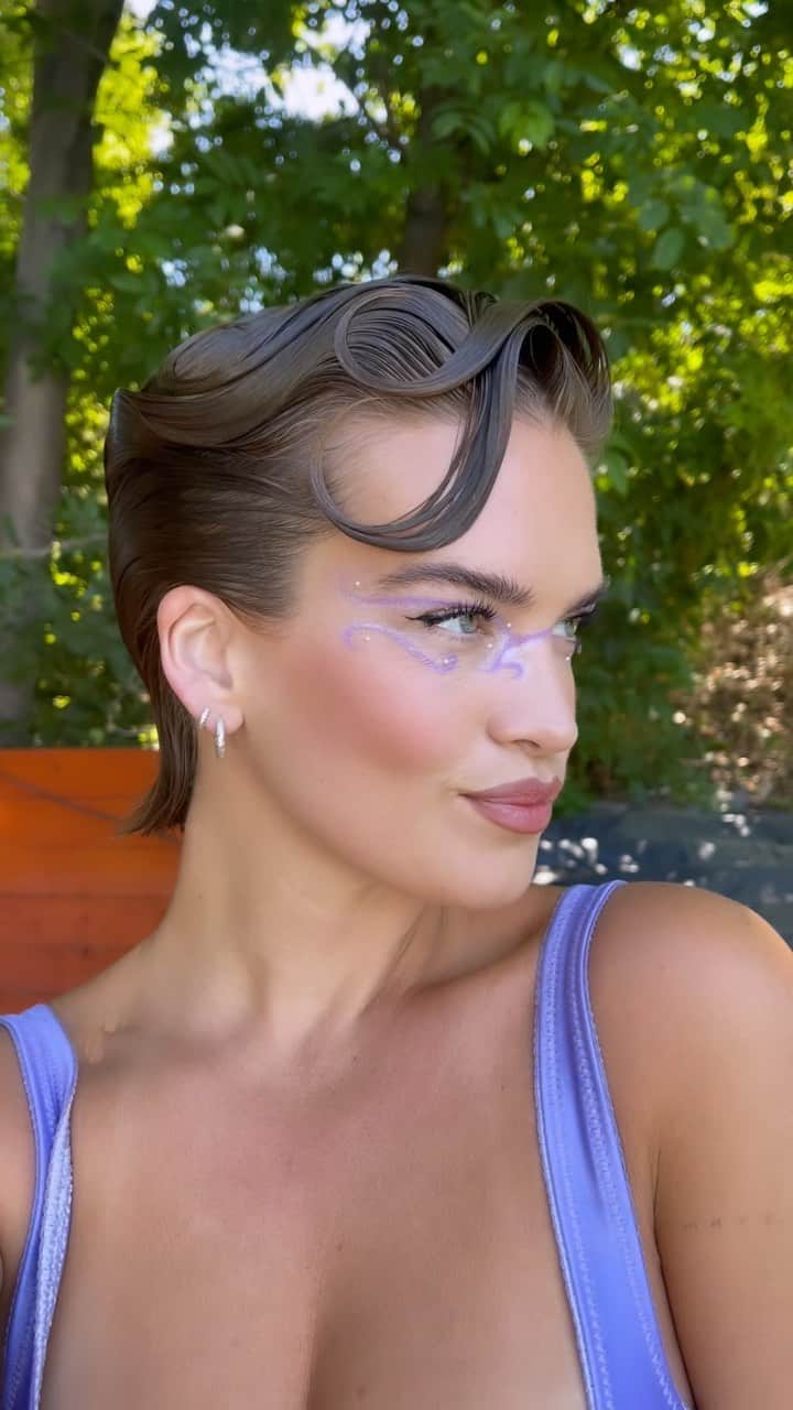ストーミ・ヘンレイのインスタグラム：「Here’s my 🧜🏼‍♀️ inspired makeup lewk, had to stop midway for school pickup lol」
