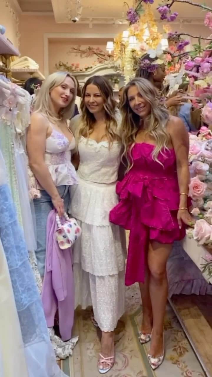 SOPHIA WEBSTERのインスタグラム：「Last night was nothing short of fabulous! ✨ We had an incredible time celebrating the launch of our new collaboration with @loveshackfancy @becknyc🌸🦋🌼 … Flowery outfits, flowing drinks & fabulous shoes! We couldn’t have asked for more ✨  A massive thanks to all that came & made this event unforgettable 🌸💖  A shout out to @alicewilkes_design , @zoecommunications , @loveshackfancylondon for planning and hosting such an incredible event 🌸  We absolutely adored treats by @amybethellice_ & the cute dainty forever anklets by @pup_up_jewellerydesign   The most dreamiest floral arrangements from @allforlovelondon  & of course we had to have our friends at @rinse.fm set the vibe! Thank you @___keyrah for the incredible dj set! 🥰✨  Be sure to check out our new collection - link is in our bio 🌸   #SophiaWebster #SophiaWebsterXLoveShackFancy #LoveShackFancy」