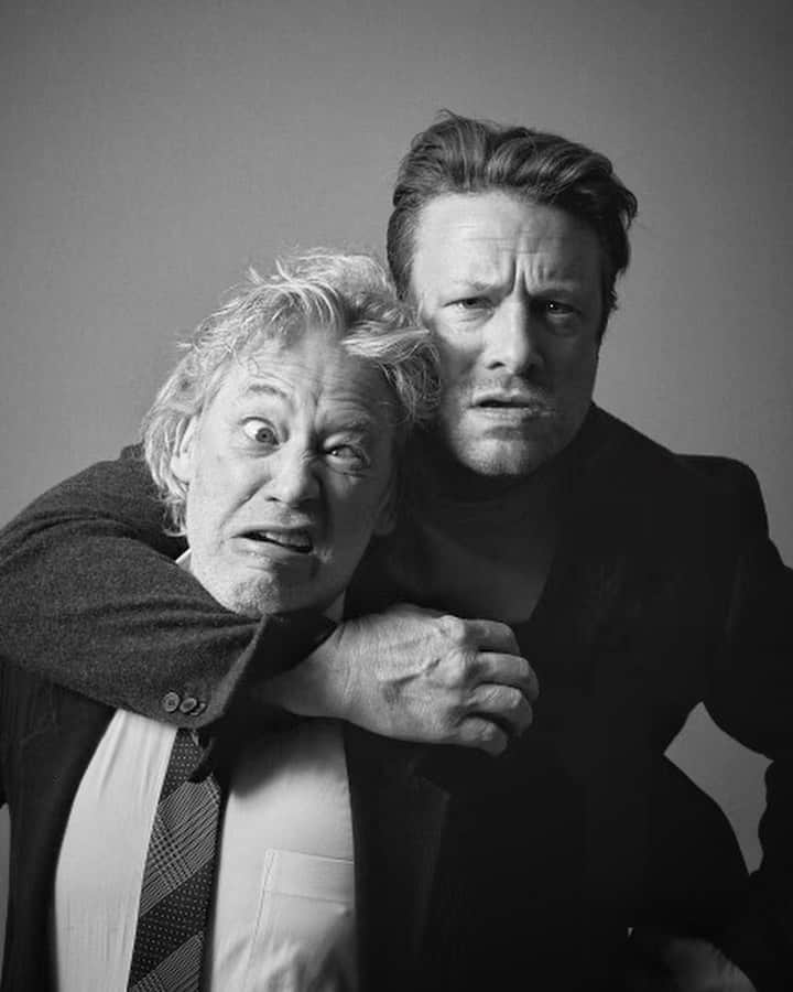 ジェイミー・オリヴァーのインスタグラム：「I Love this man @dexfletch playing around his great new action film “Ghosted” out today on @appletv  great pictures taken by @drgotts nice one 👍」