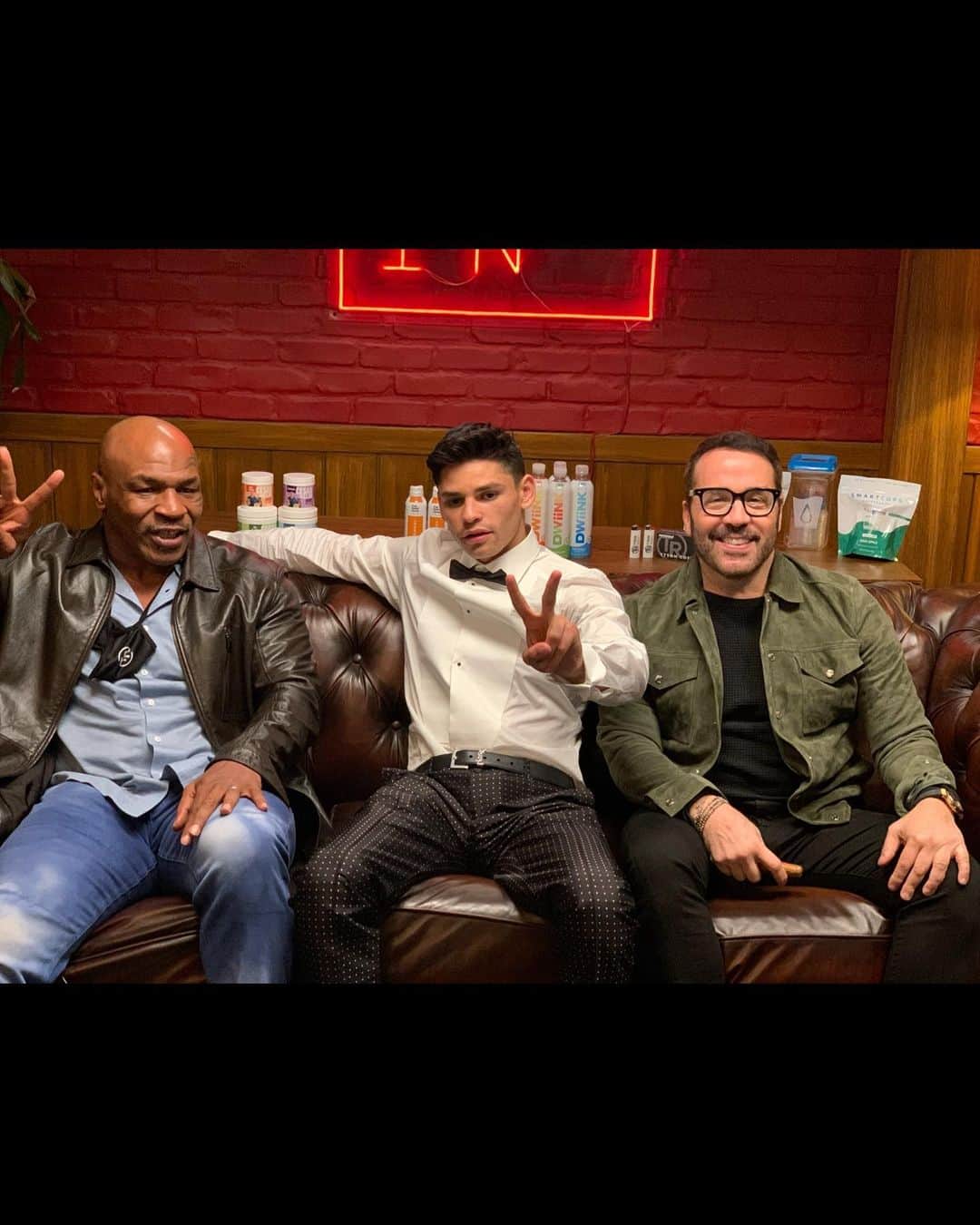 ジェレミー・ピヴェンのインスタグラム：「Who do you guys got tomorrow night? It all started with Ryan calling out Tank from this couch … #garciavsdavis」