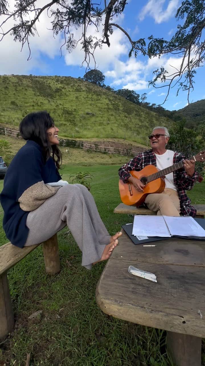 Yanna Lavigne 稲垣アンのインスタグラム：「Esses momentos com o veio não tem preço!  Sinta a música! 🤍」