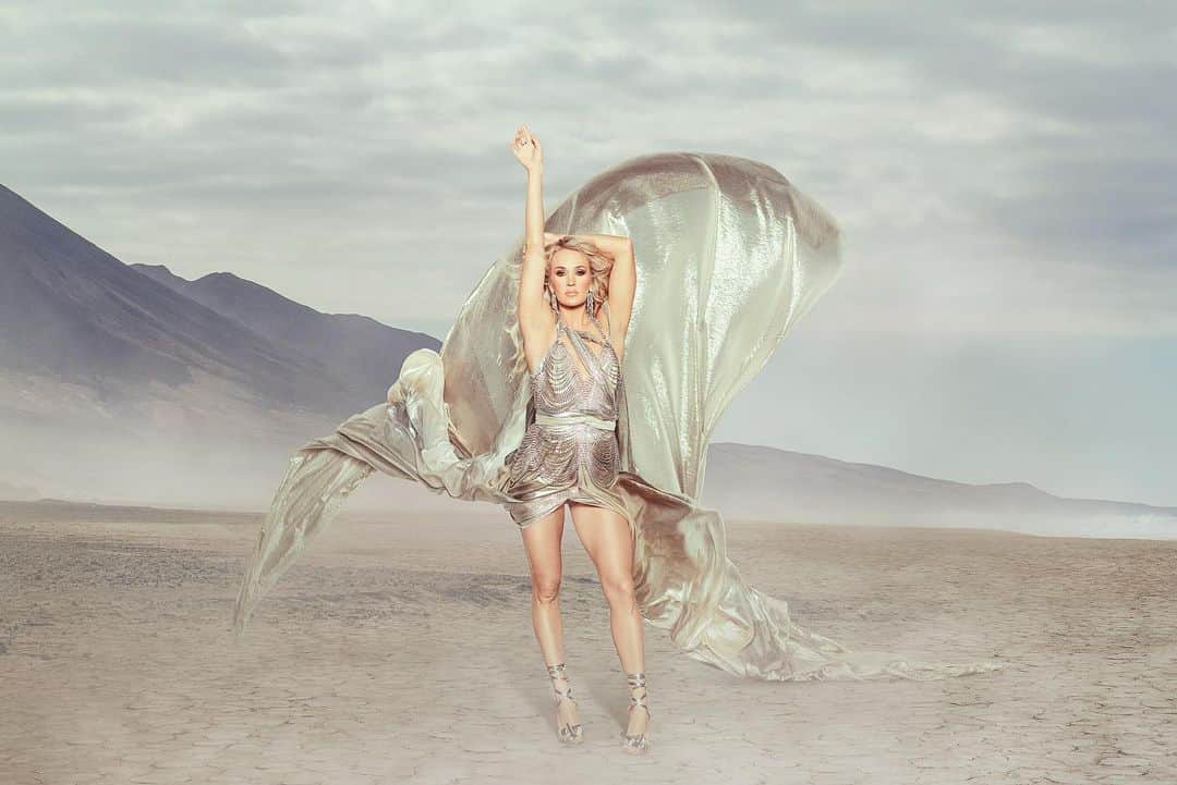 キャリー・アンダーウッドのインスタグラム：「Counting down the days until we head back to that Vegas desert! Who’s coming out to @resortsworldlv to see #REFLECTION in June? 🎫: axs.com/carrieinvegas」