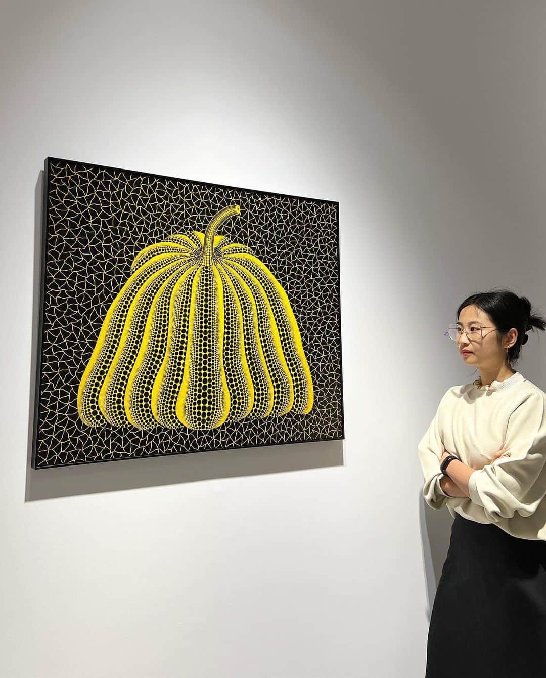 クリスティーズのインスタグラム：「‘Pumpkin’ (1993) by Yayoi Kusama celebrates her signature motif, the pumpkin. Rendered in the artist’s distinctive yellow and black palette and famous polka dots, Kusama’s ‘Pumpkin’ (1993) represents a sense of stability, modesty, and comfort.   For decades, Kusama’s pumpkin motif reoccurs across her various forms of artistic media, most notably in sculpture and her Infinity Rooms. Created during a pivotal time in the artists career, ‘Pumpkin’ (1993) was created the same year Kusama represented Japan at the 45th Venice Biennale as the first single artist show ever mounted in the Japanese pavilion.   ‘Pumpkin’ (1993) will be offered in our upcoming 21st Century Evening Sale on 15 May.   21st Century Evening Sale | 15 May | New York」