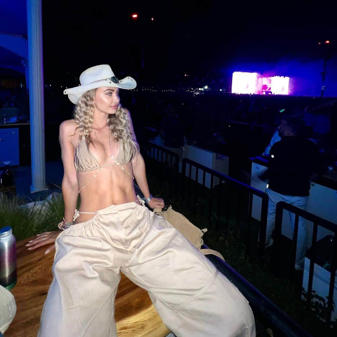 Dajana Gudicのインスタグラム：「Save a 🐎 …  . . .  #coachella #coachella2023 #festival」