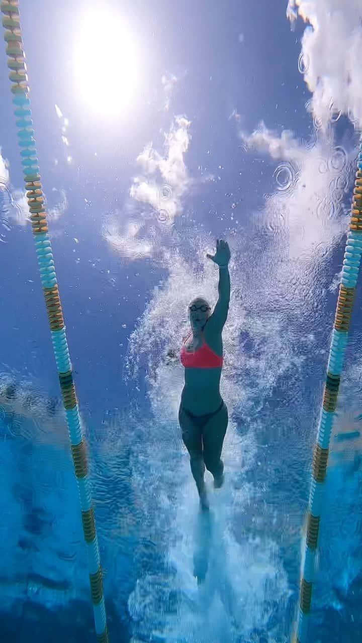 Julieのインスタグラム：「Flying 💫 . . . #swimmer #summerjulep #swimming #swim #swimlife #swimmerslife #goswimming #swimmersofinstagram #instaswim #instaswimming #mastersswimming #instaswimmer #usaswimming #swimtraining #swimpractice」