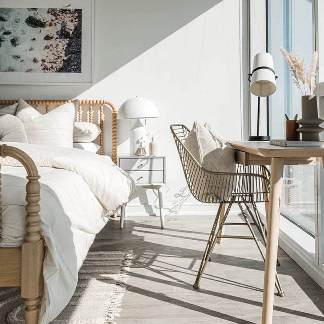 ジャスミン・トゥークスのインスタグラム：「Is there anything our bestselling Jenny Lind bed CAN'T do? From sweet and whimsical to cool and urban, these are a few of our favorite bedrooms that prove this spindle bed can work with any style.  ⭐ ⭐ ⭐ ⭐ ⭐  "A gorgeous statement piece and the quality and craftsmanship is evident. I think this will stand up to many years of pillow fights." —Online review   📷: @spaces.collective, @joellehancerlidesign, @janaaston, @winnieechia, @kelli_murray, @laybabylay, @hawkes.landing, @tcbstyle」