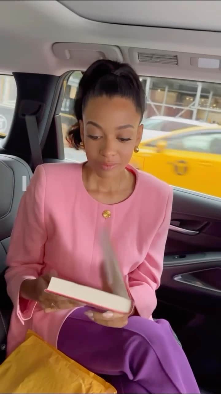 ミスティー・コープランドのインスタグラム：「First time unwrappiny my book baby 🥺📖💗 I can’t believe she’s here in 16 days!! 🫶🏽🫶🏽🫶🏽」